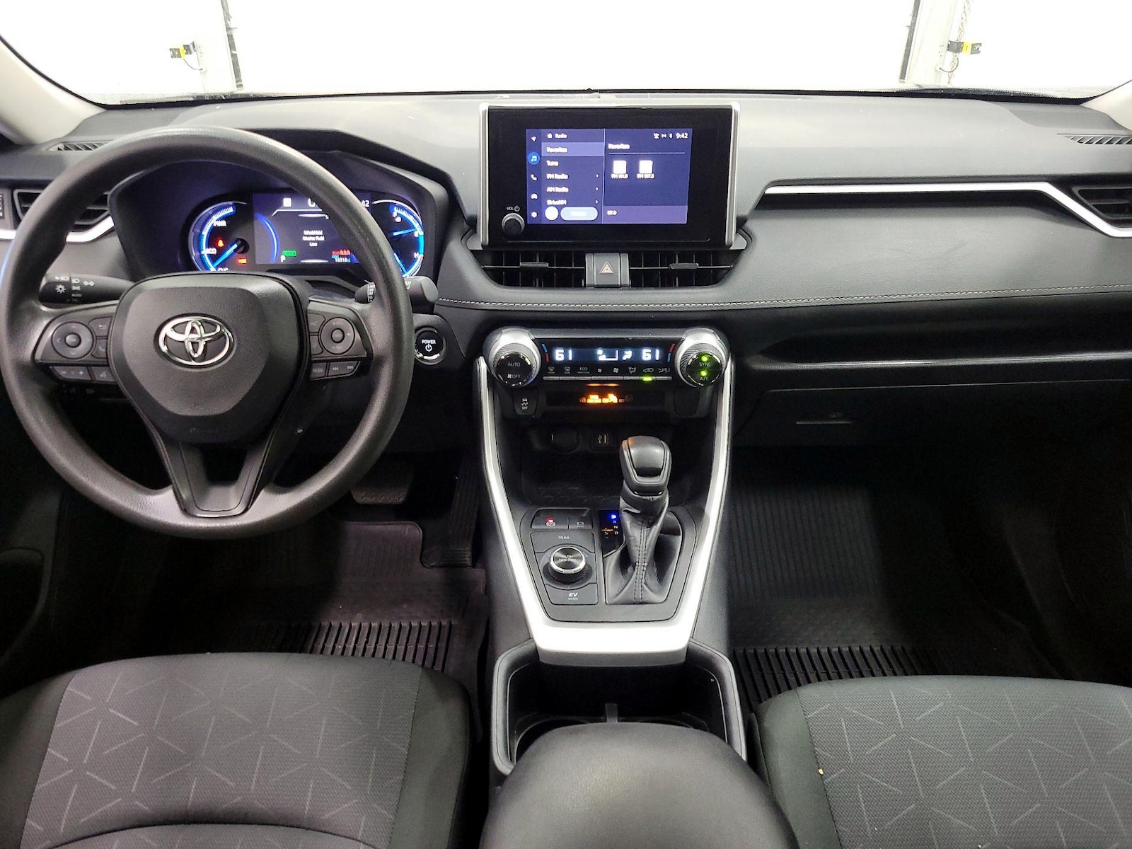 2024 Toyota RAV4 XLE - Photo 10