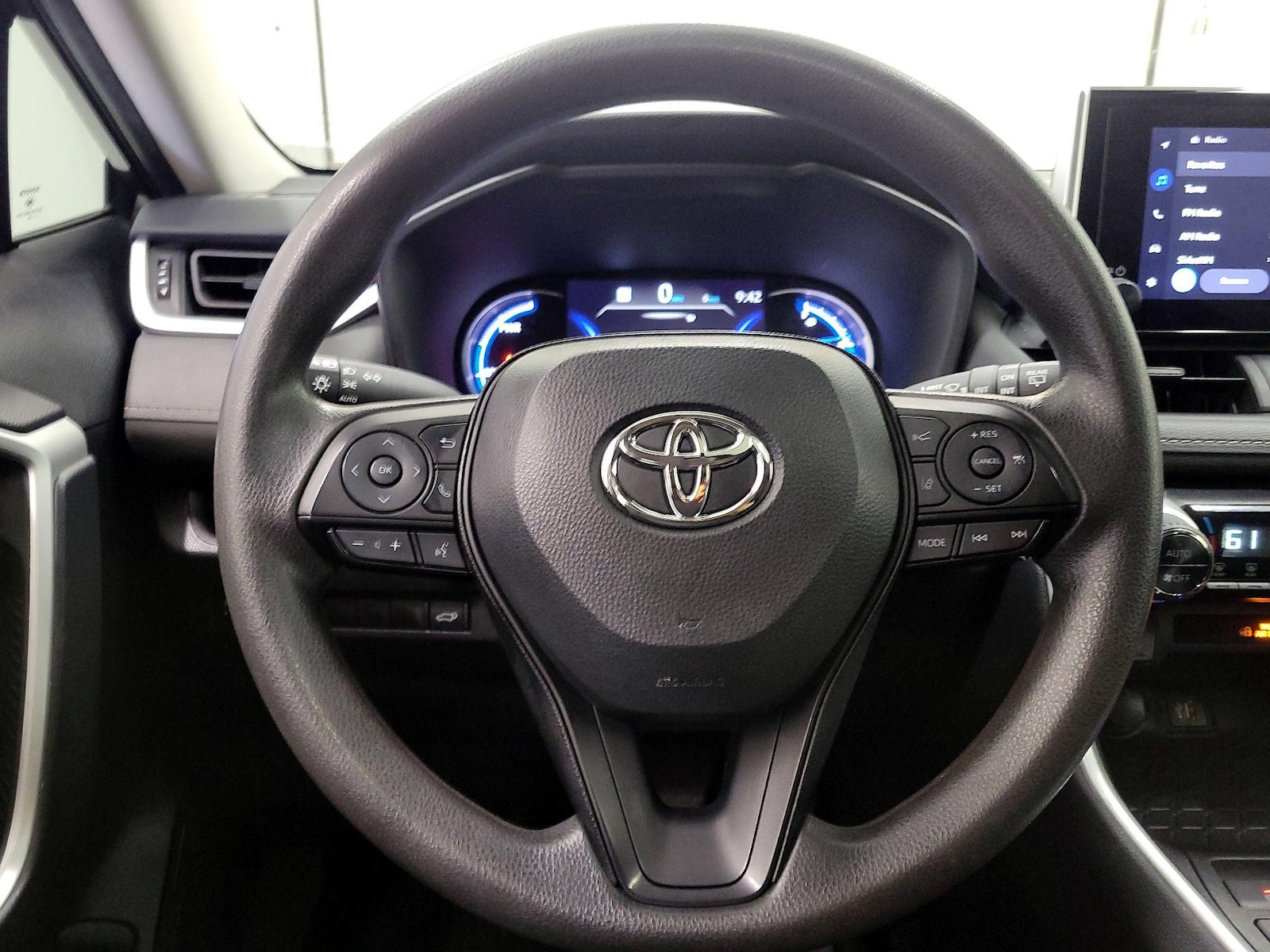 2024 Toyota RAV4 XLE - Photo 11