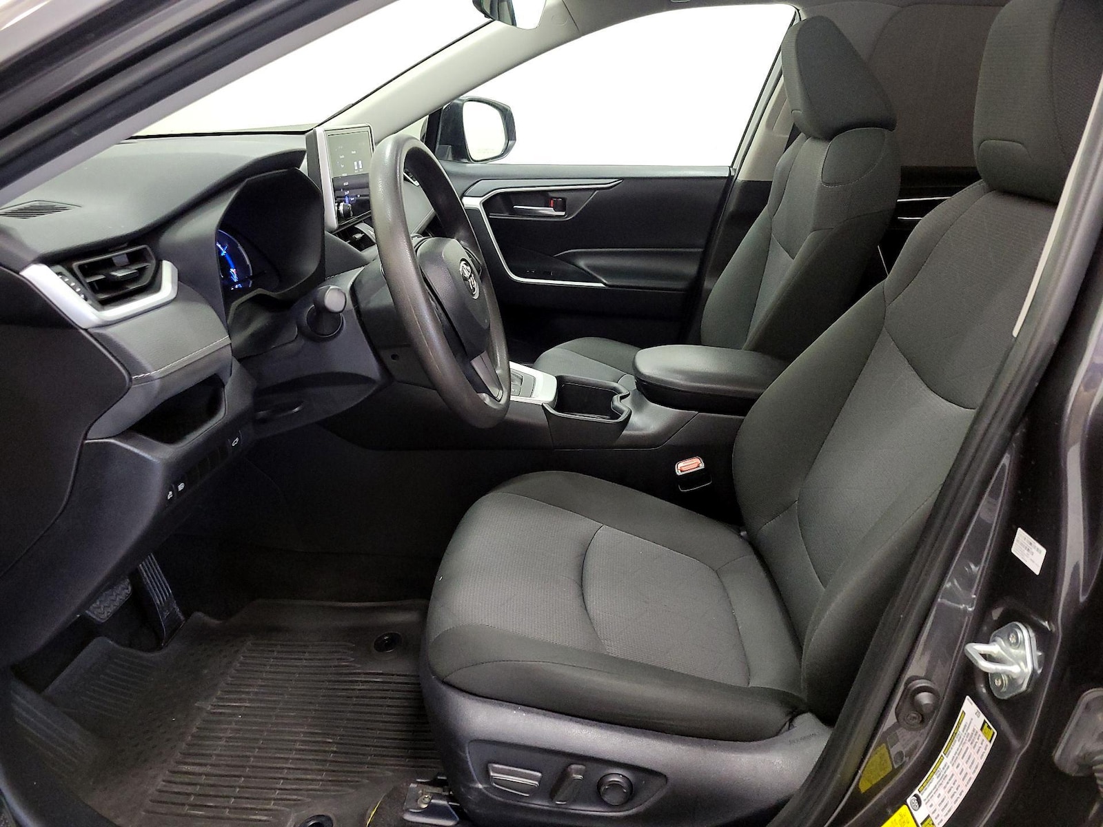 2024 Toyota RAV4 XLE - Photo 12