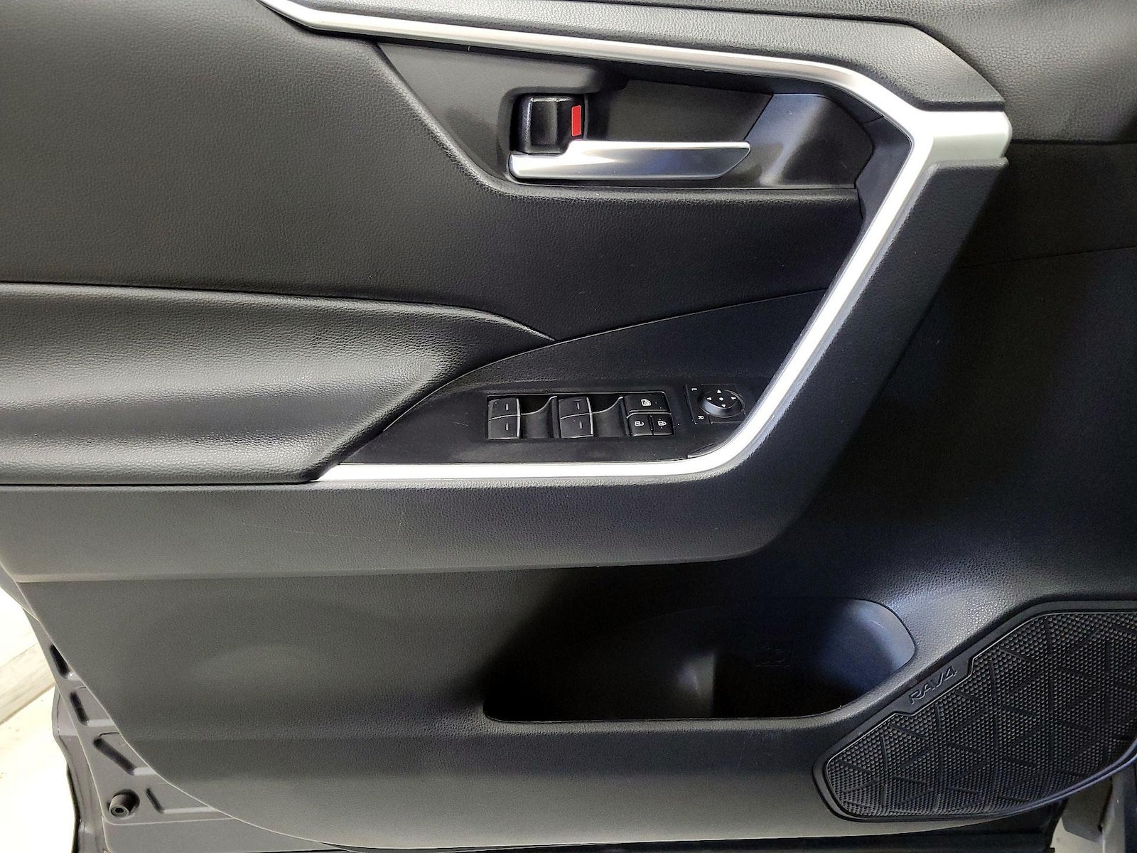 2024 Toyota RAV4 XLE - Photo 13
