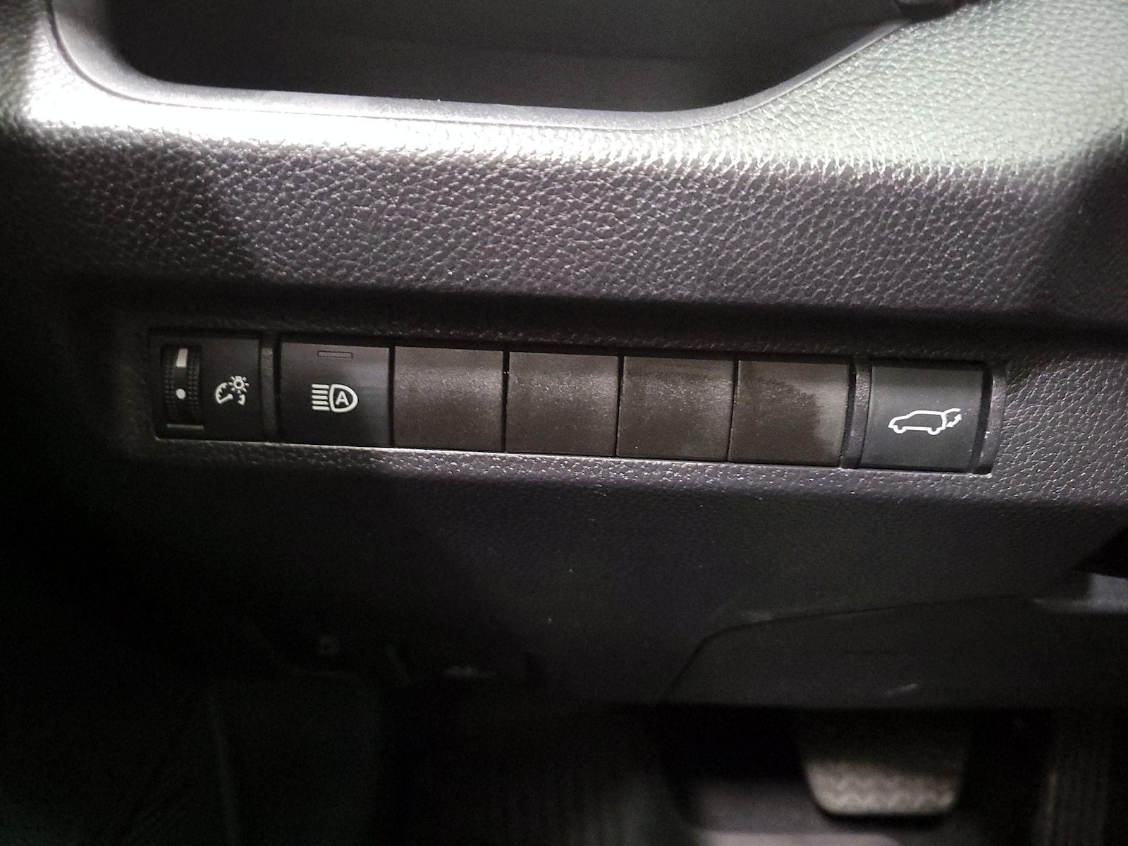 2024 Toyota RAV4 XLE - Photo 14