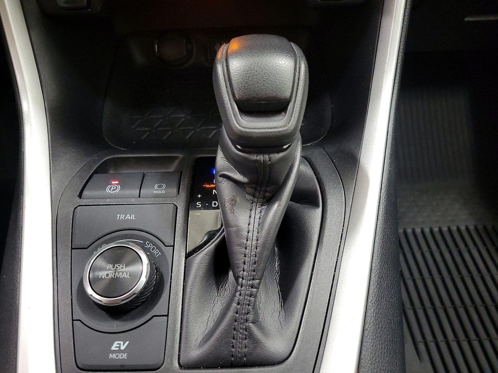 2024 Toyota RAV4 XLE - Photo 18