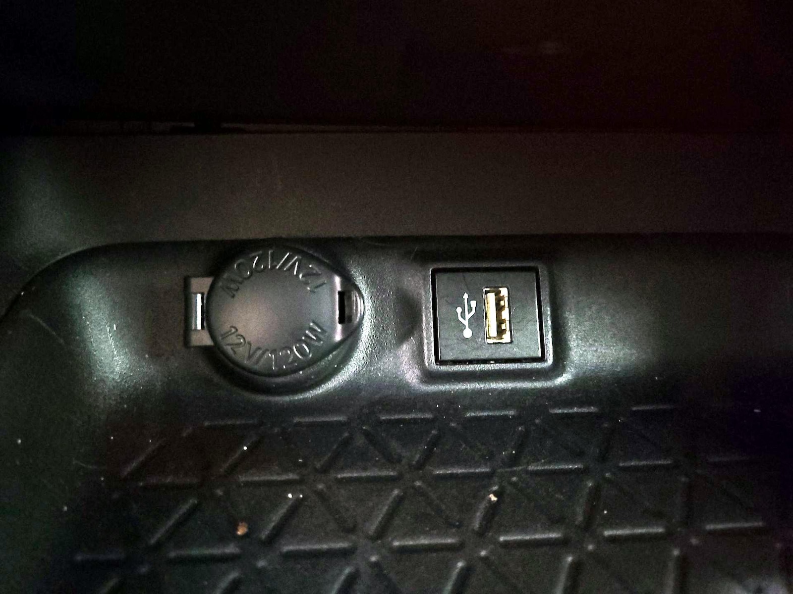 2024 Toyota RAV4 XLE - Photo 19