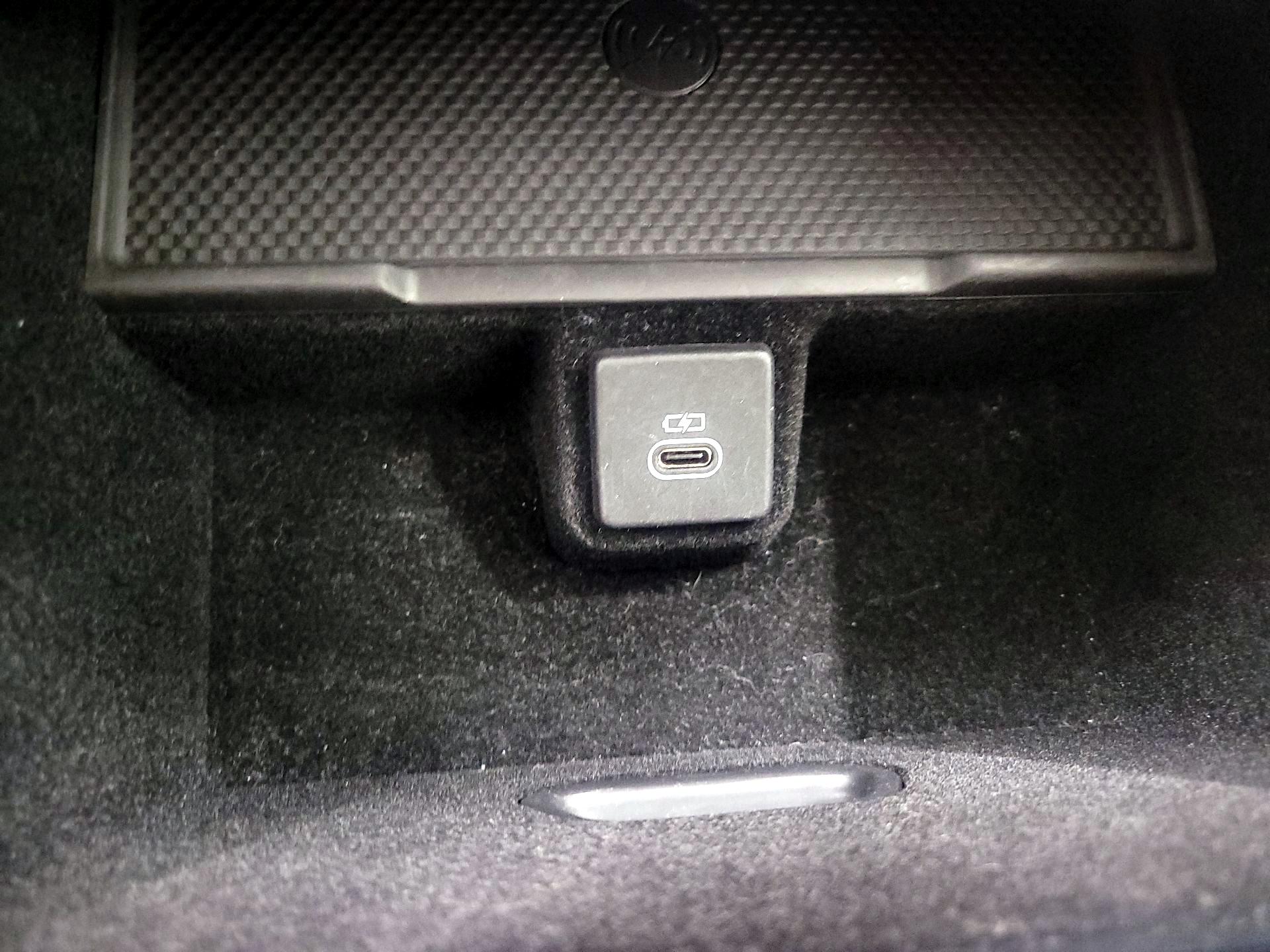 Thumbnail: 2023 Land Rover Range Rover - 17