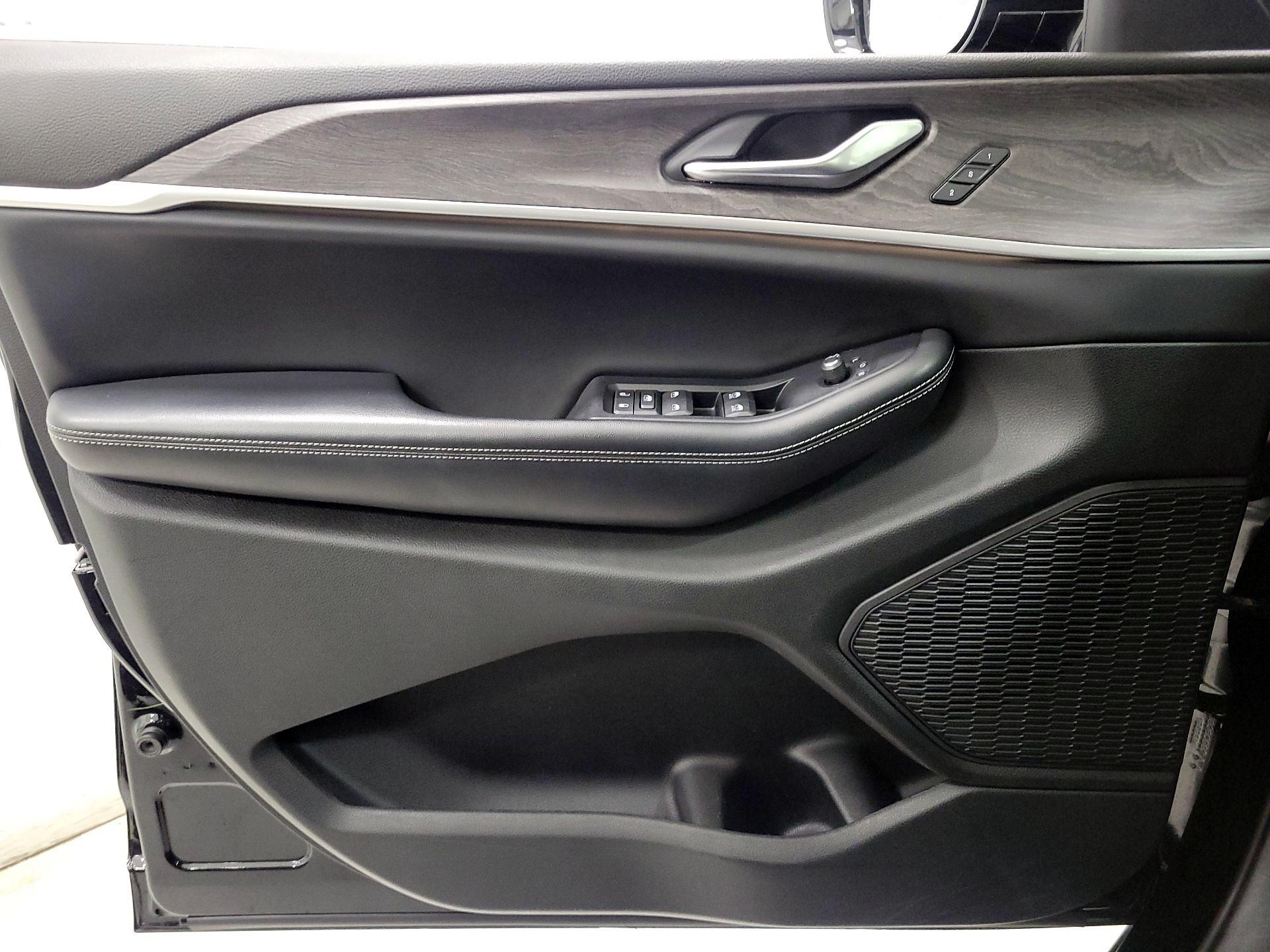 Thumbnail: 2023 Jeep Grand Cherokee - 12