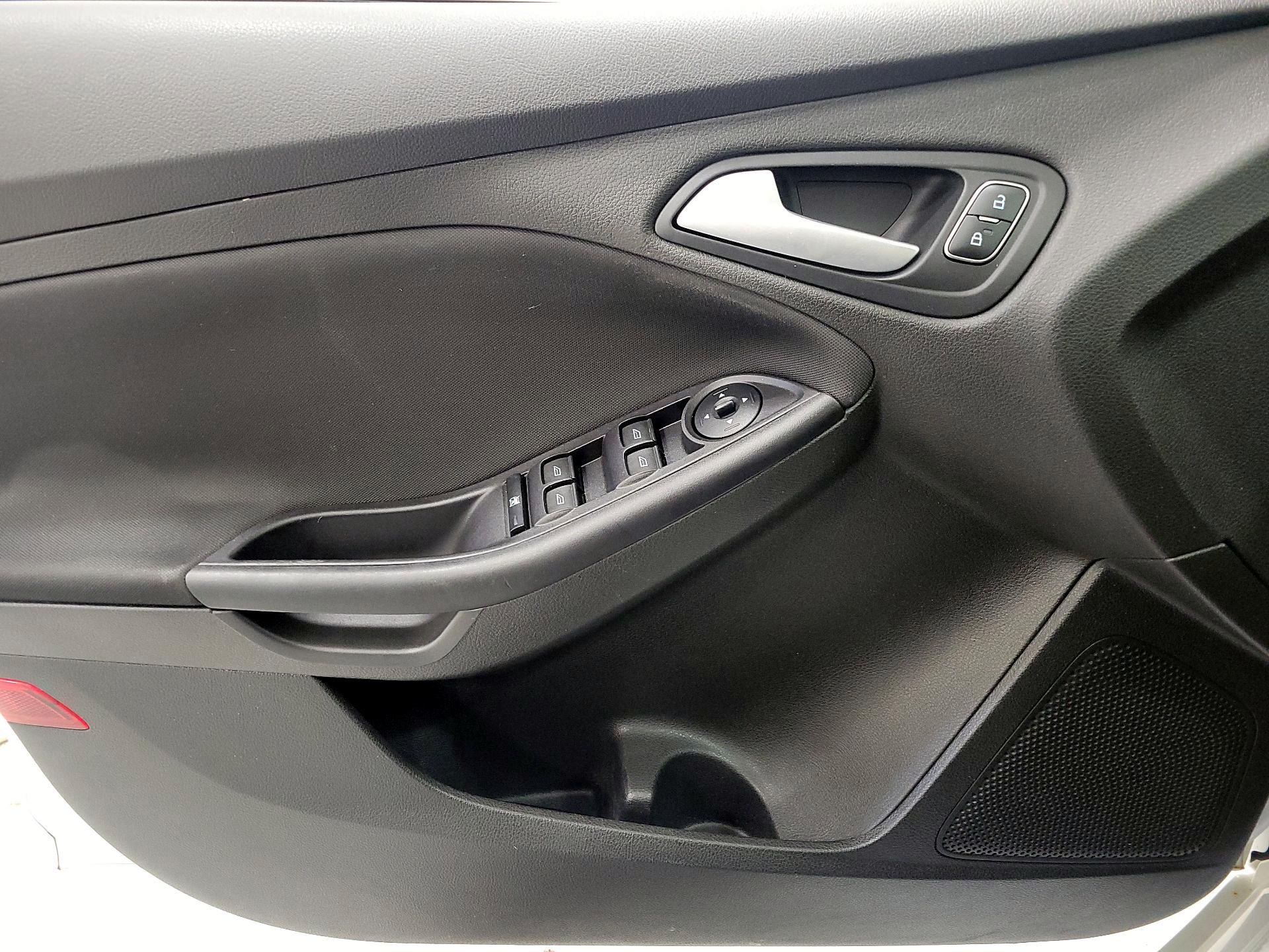 Thumbnail: 2015 Ford Focus - 12