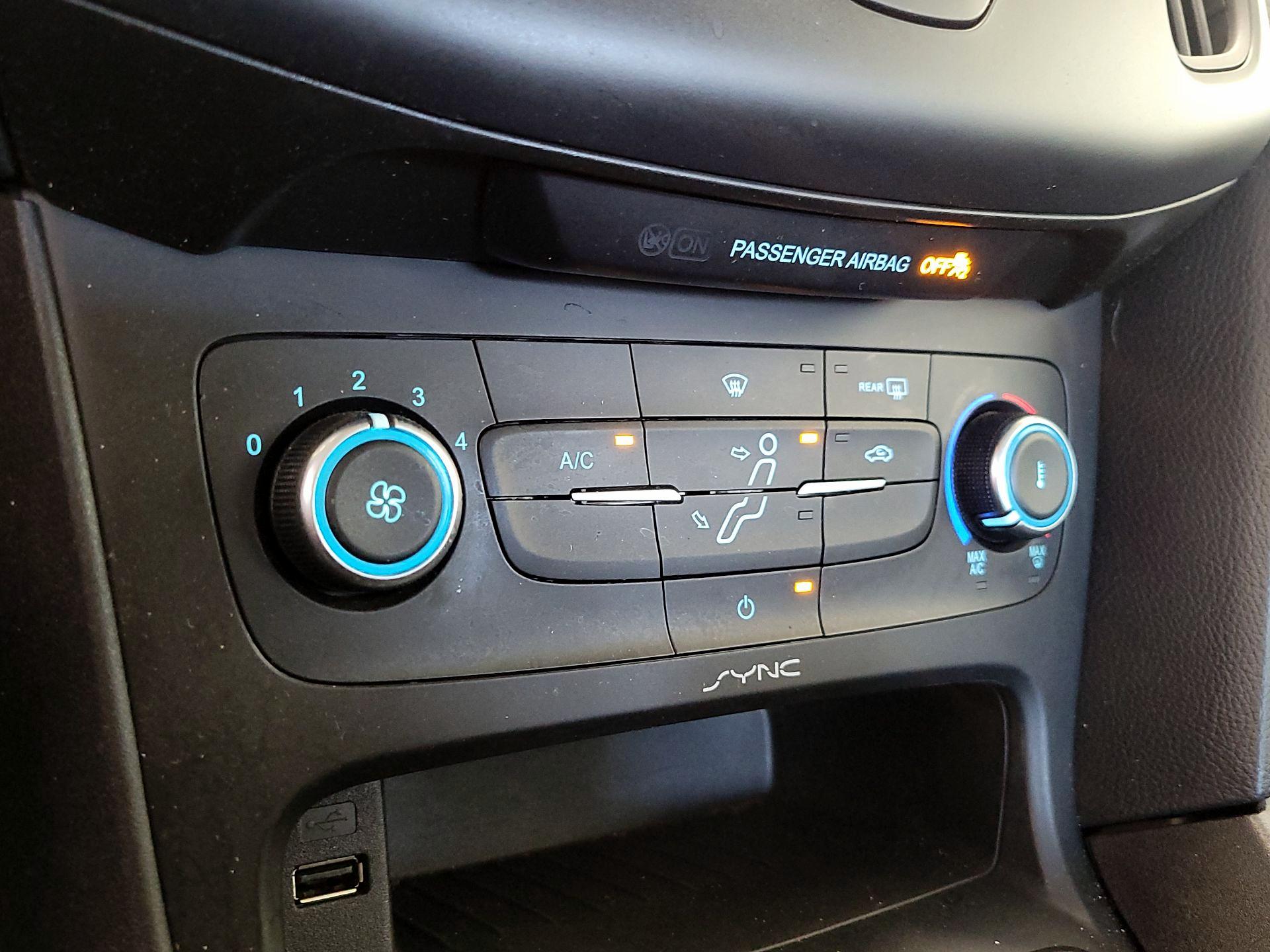 Thumbnail: 2015 Ford Focus - 16