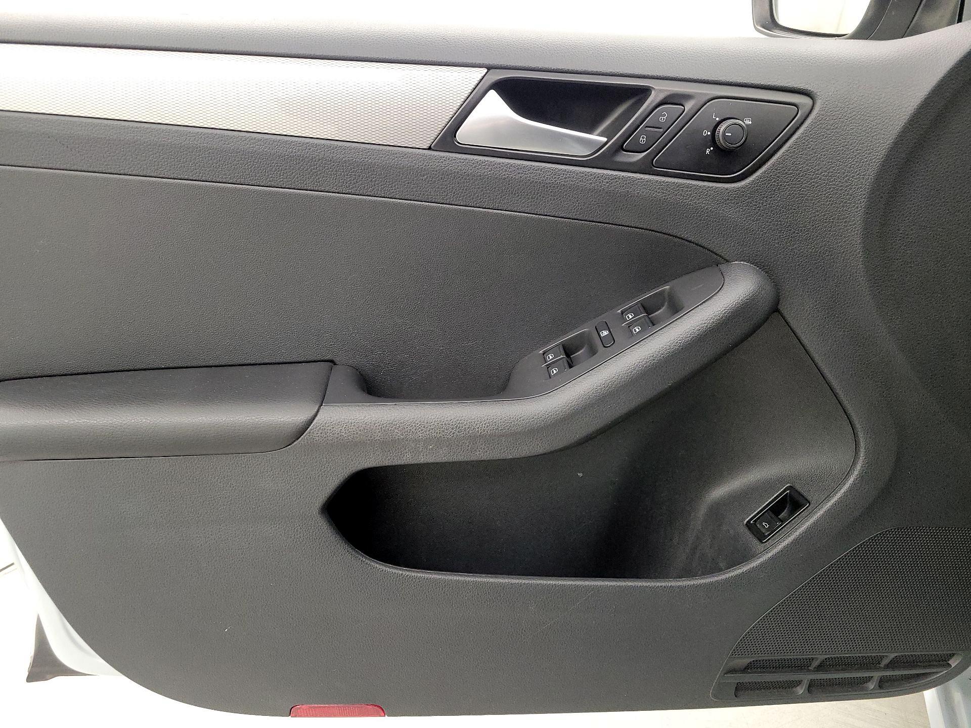 Thumbnail: 2017 Volkswagen Jetta - 12