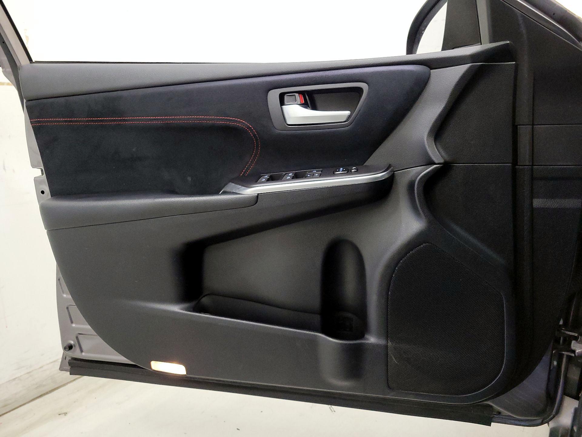 Thumbnail: 2016 Toyota Camry - 12