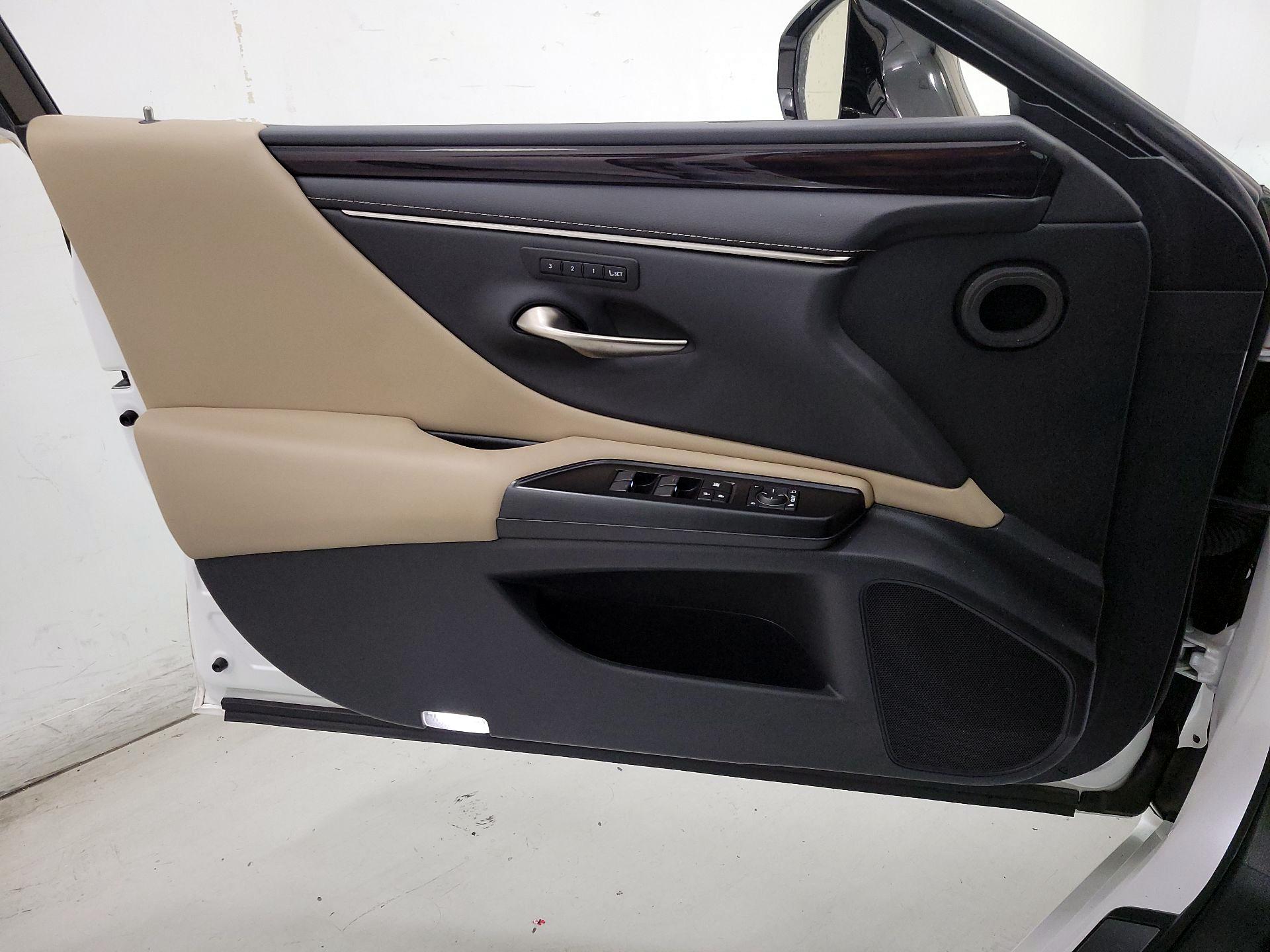 Thumbnail: 2020 Lexus ES - 12