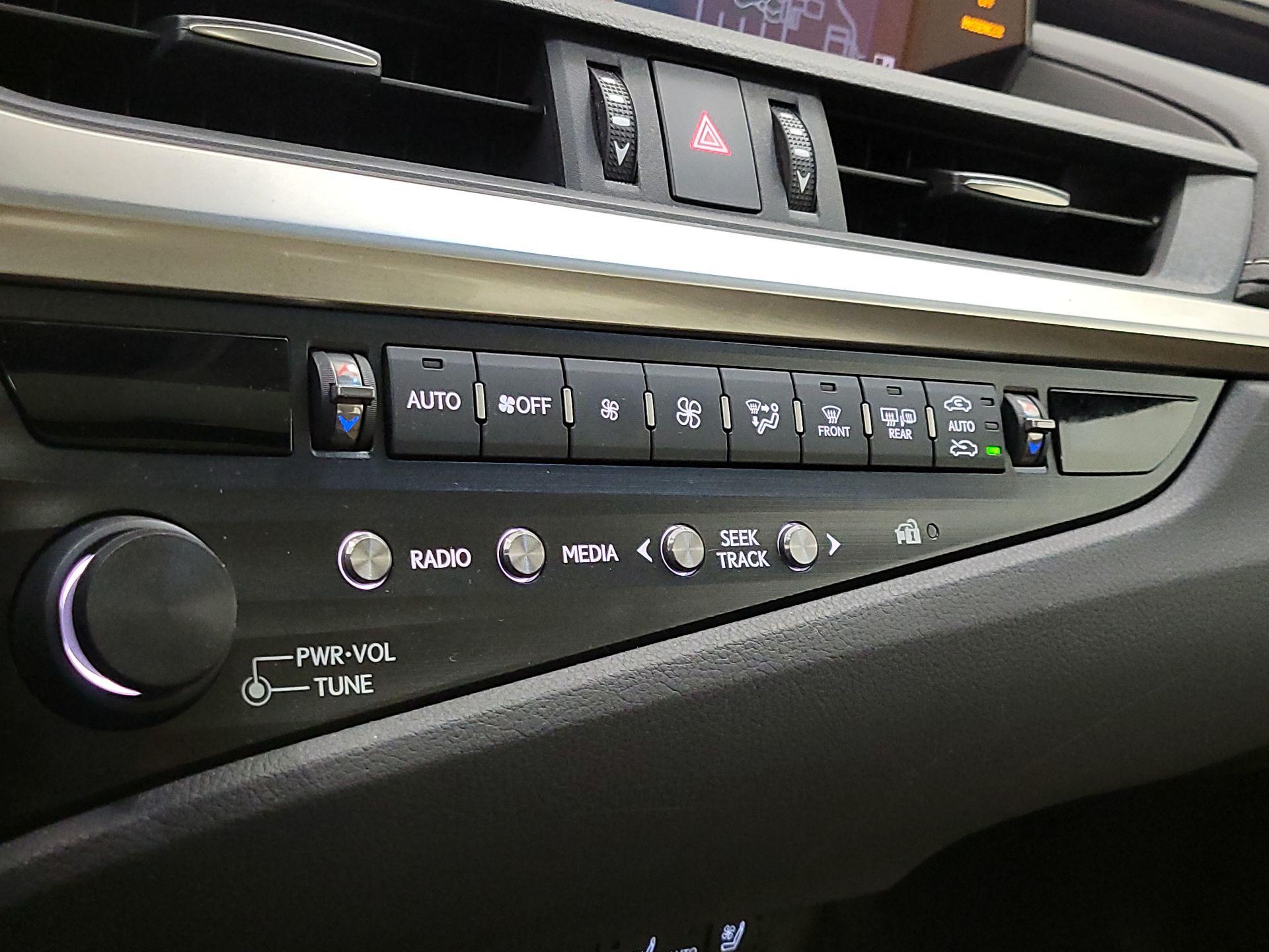 Thumbnail: 2020 Lexus ES - 17