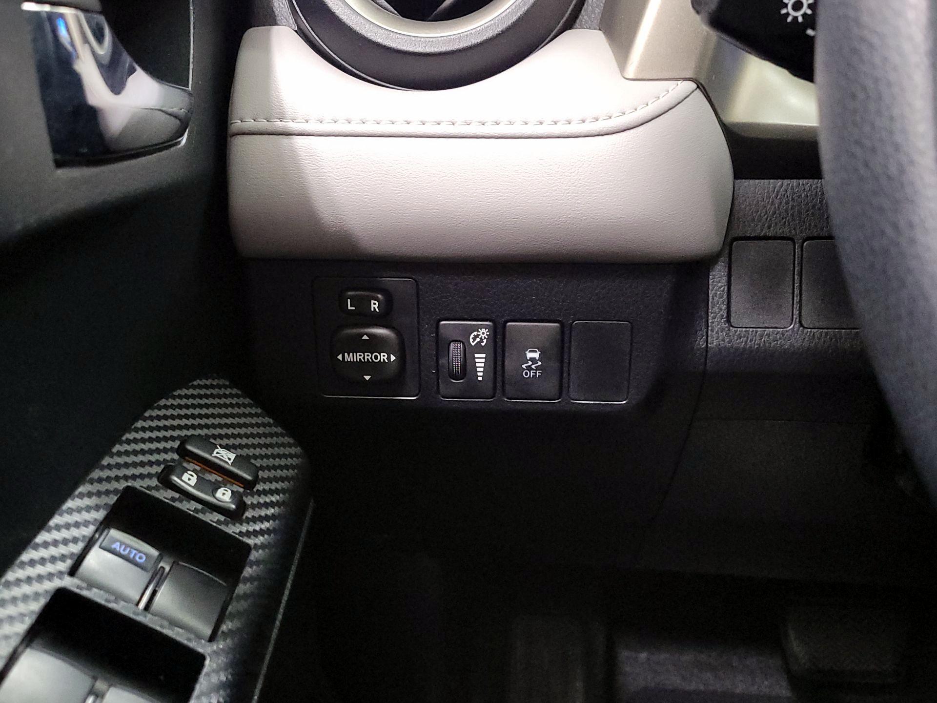 Thumbnail: 2015 Toyota RAV4 - 13