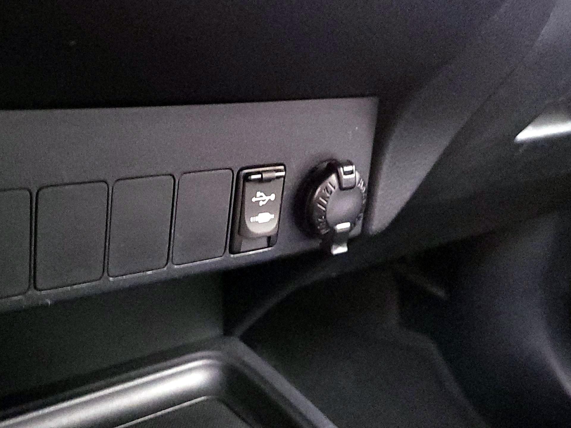 Thumbnail: 2015 Toyota RAV4 - 18