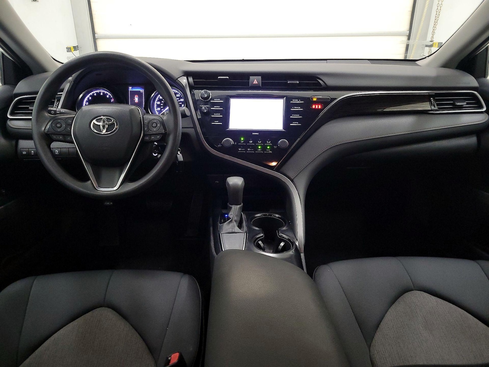 2020 Toyota Camry LE - Photo 10