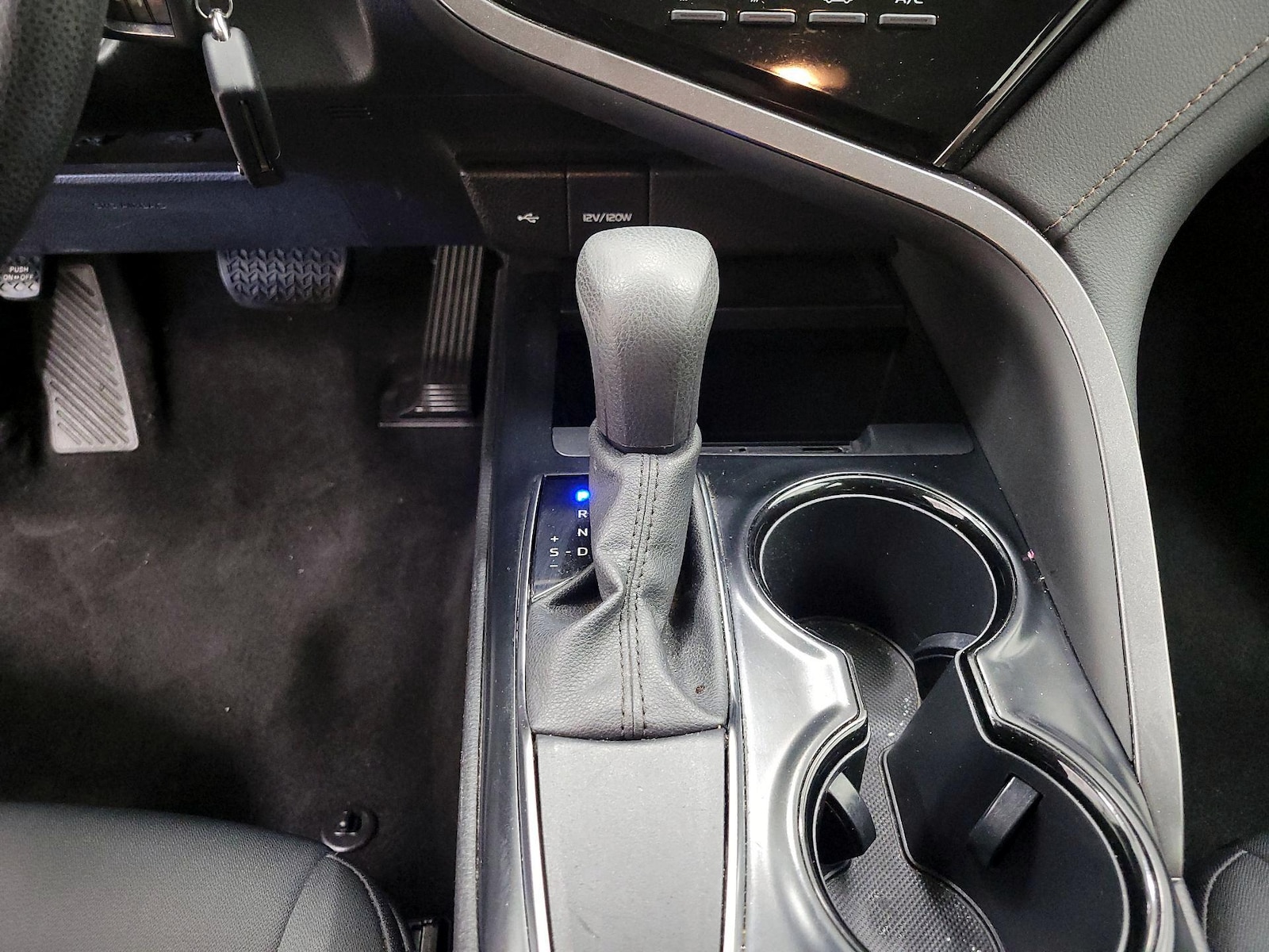 2020 Toyota Camry LE - Photo 17