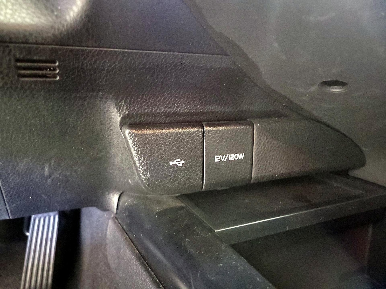 2020 Toyota Camry LE - Photo 18