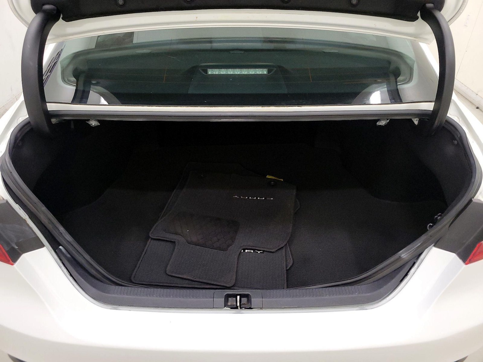 2020 Toyota Camry LE - Photo 20