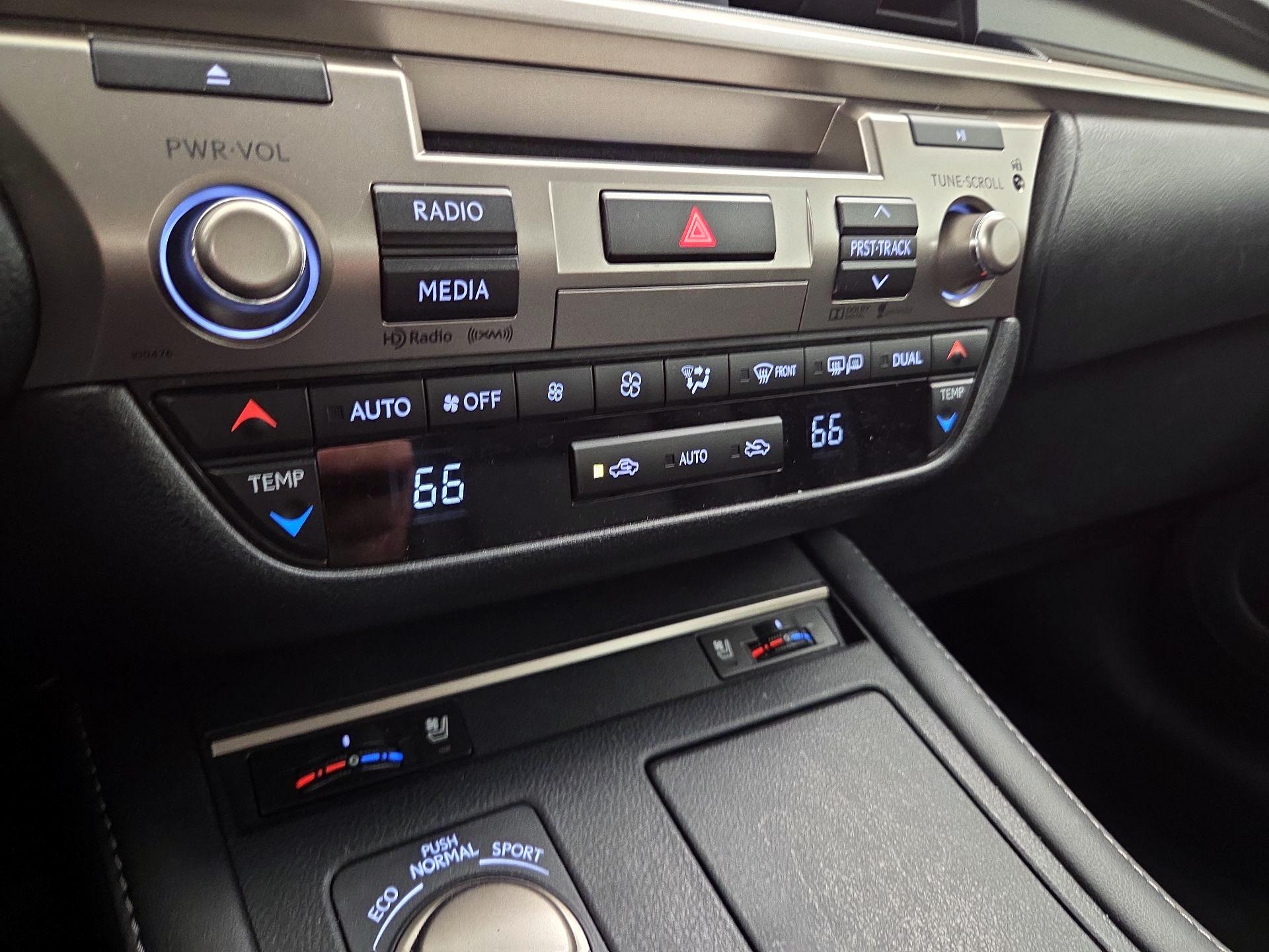 Thumbnail: 2016 Lexus ES - 17