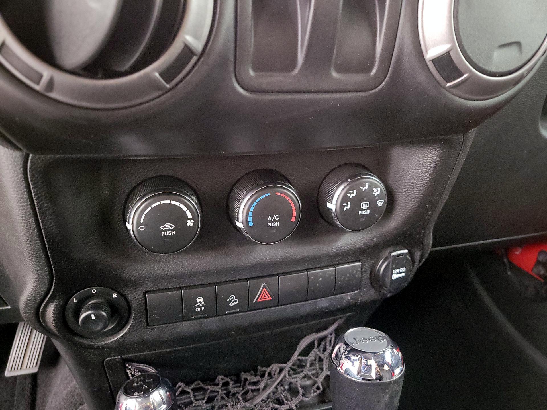 Thumbnail: 2017 Jeep Wrangler - 14
