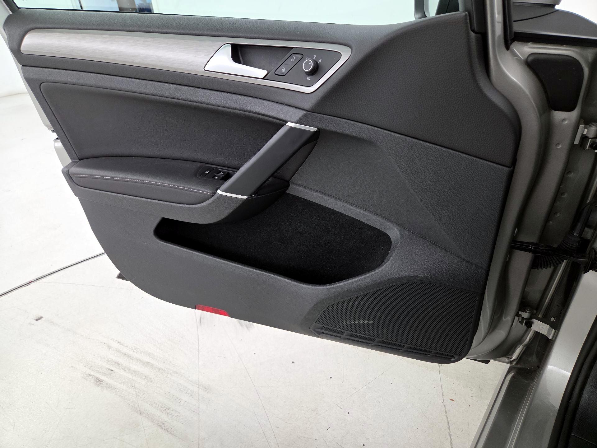 Thumbnail: 2017 Volkswagen Golf - 12