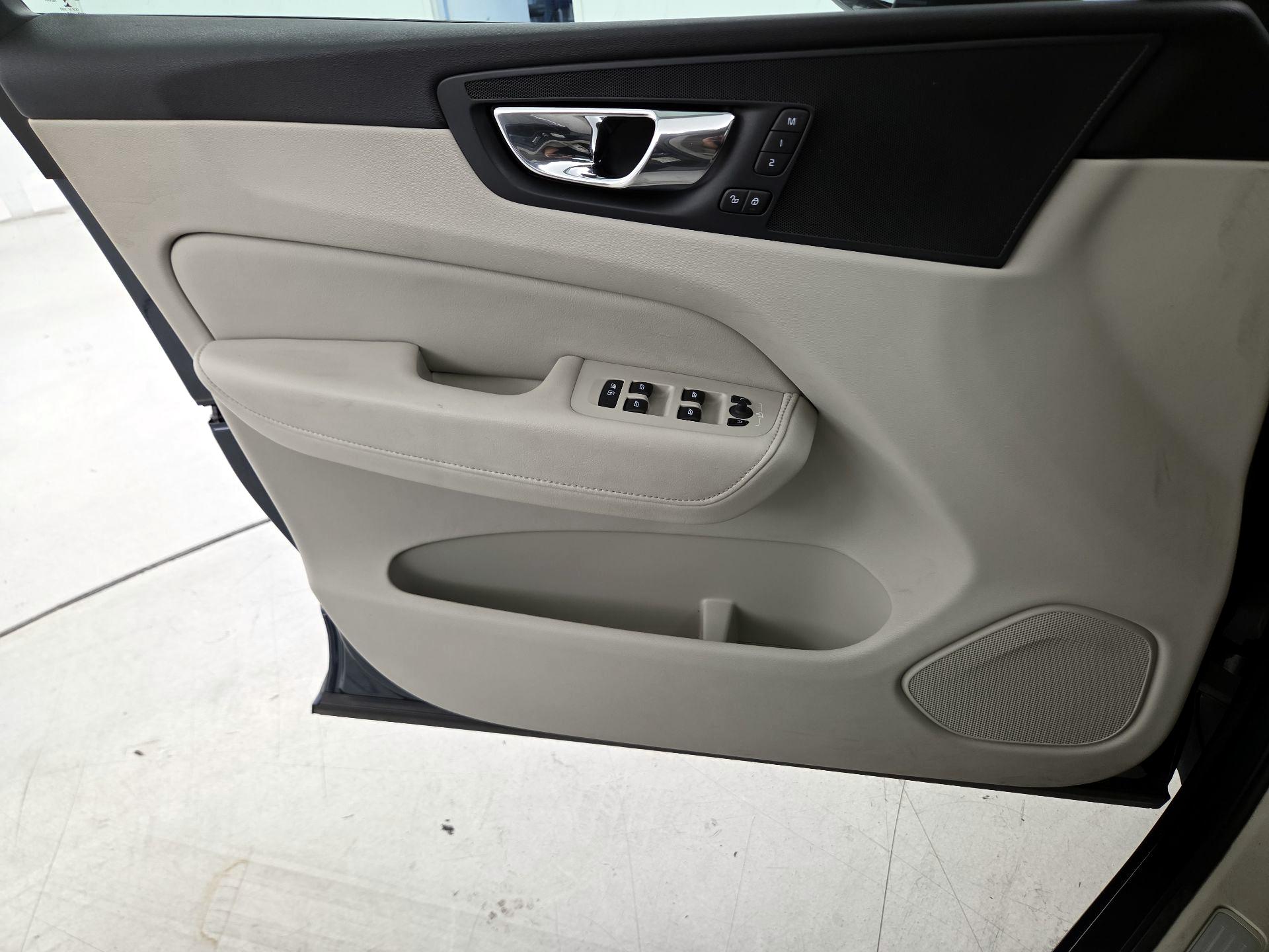 Thumbnail: 2018 Volvo XC60 - 12