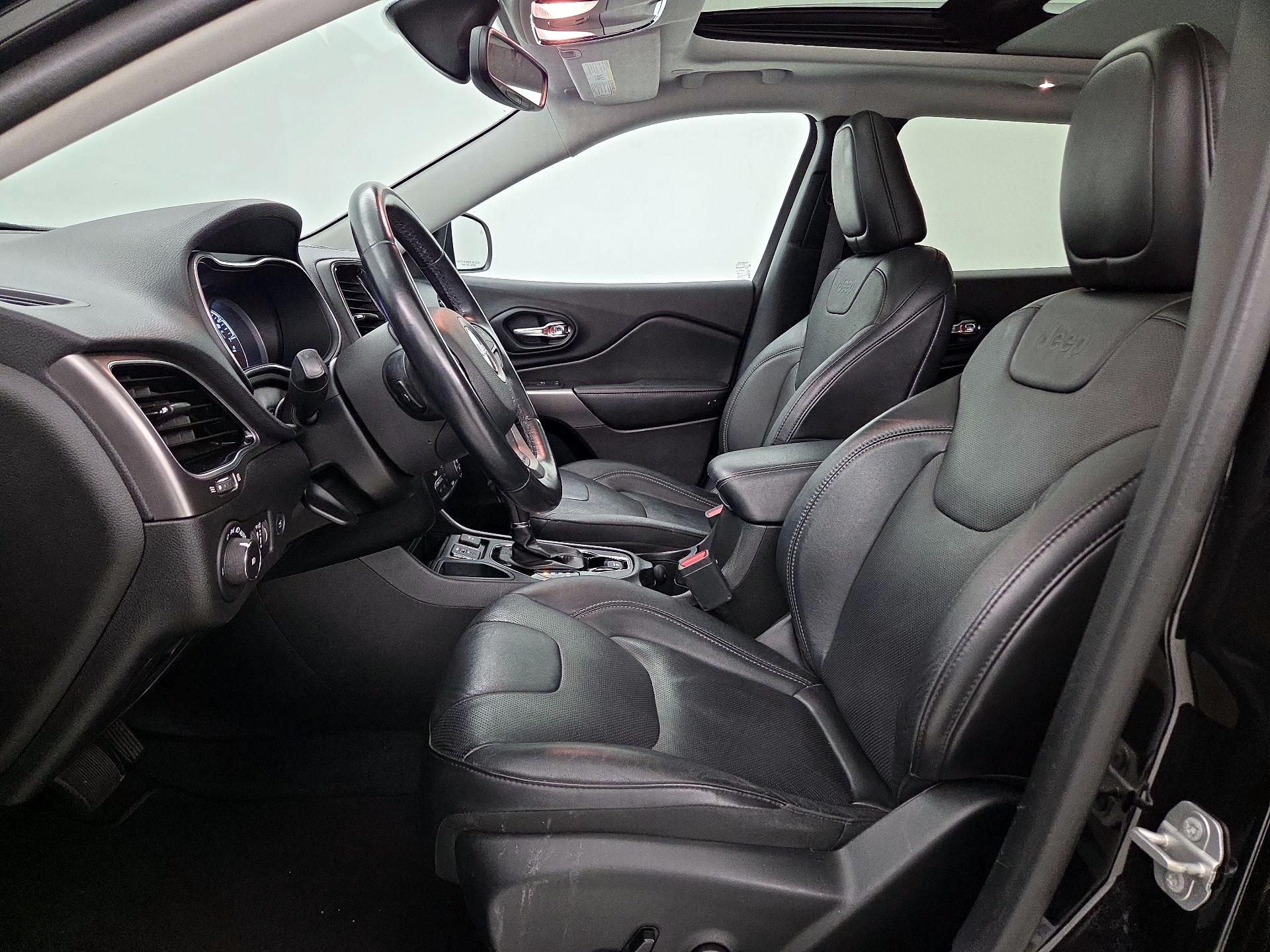 Thumbnail: 2020 Jeep Cherokee - 11