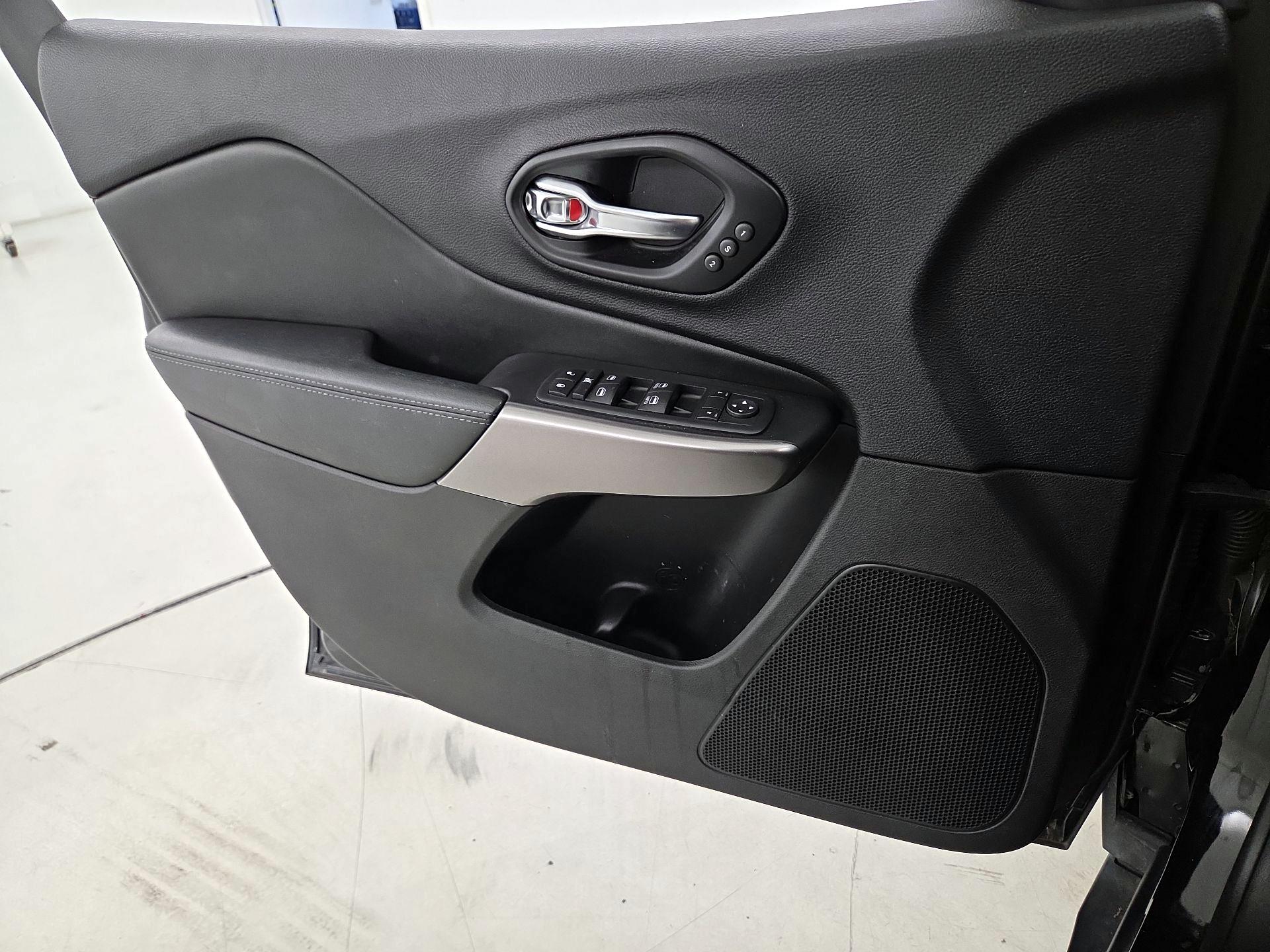 Thumbnail: 2020 Jeep Cherokee - 12