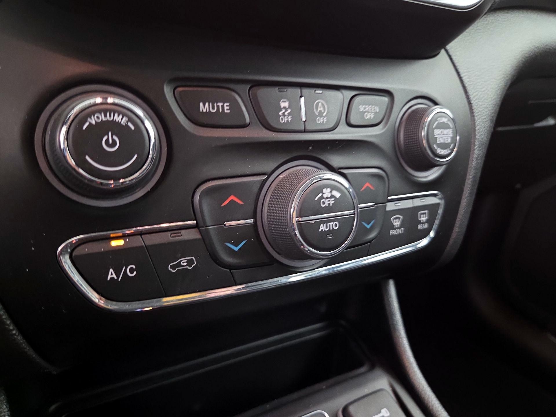 Thumbnail: 2020 Jeep Cherokee - 16