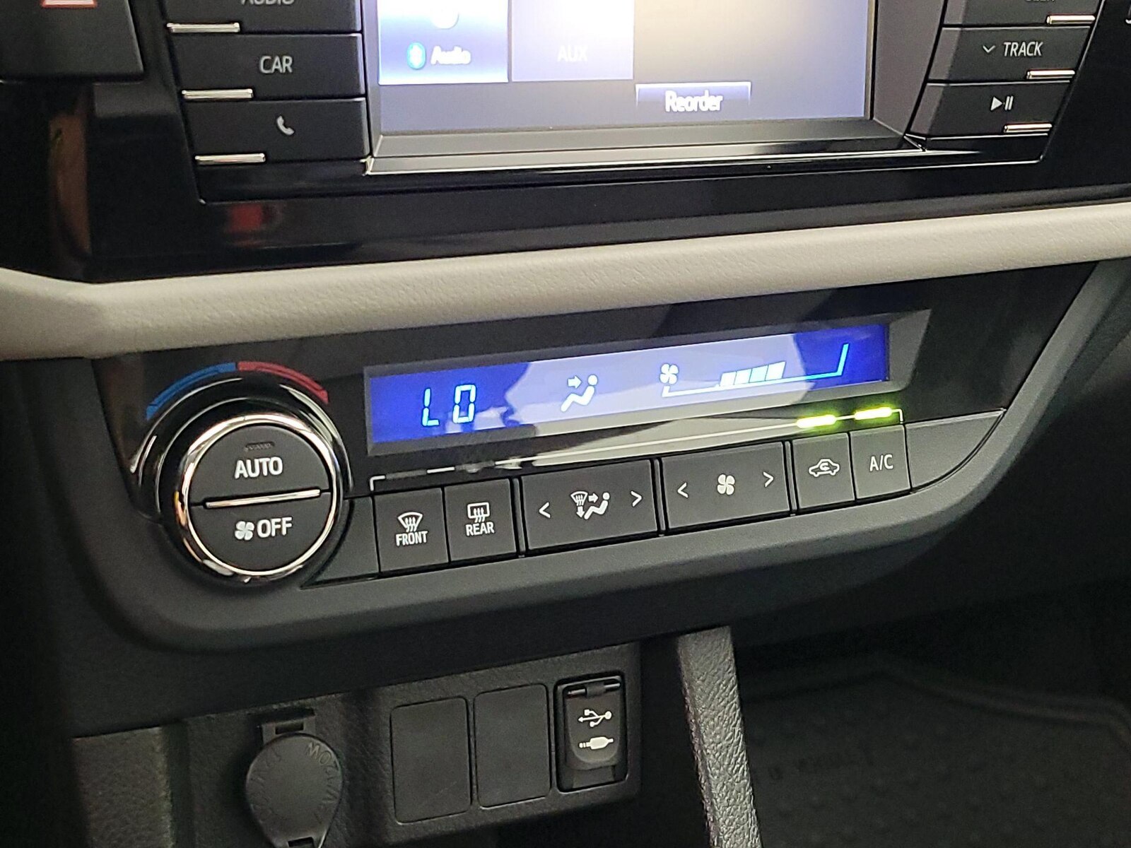 2016 Toyota Corolla LE - Photo 17