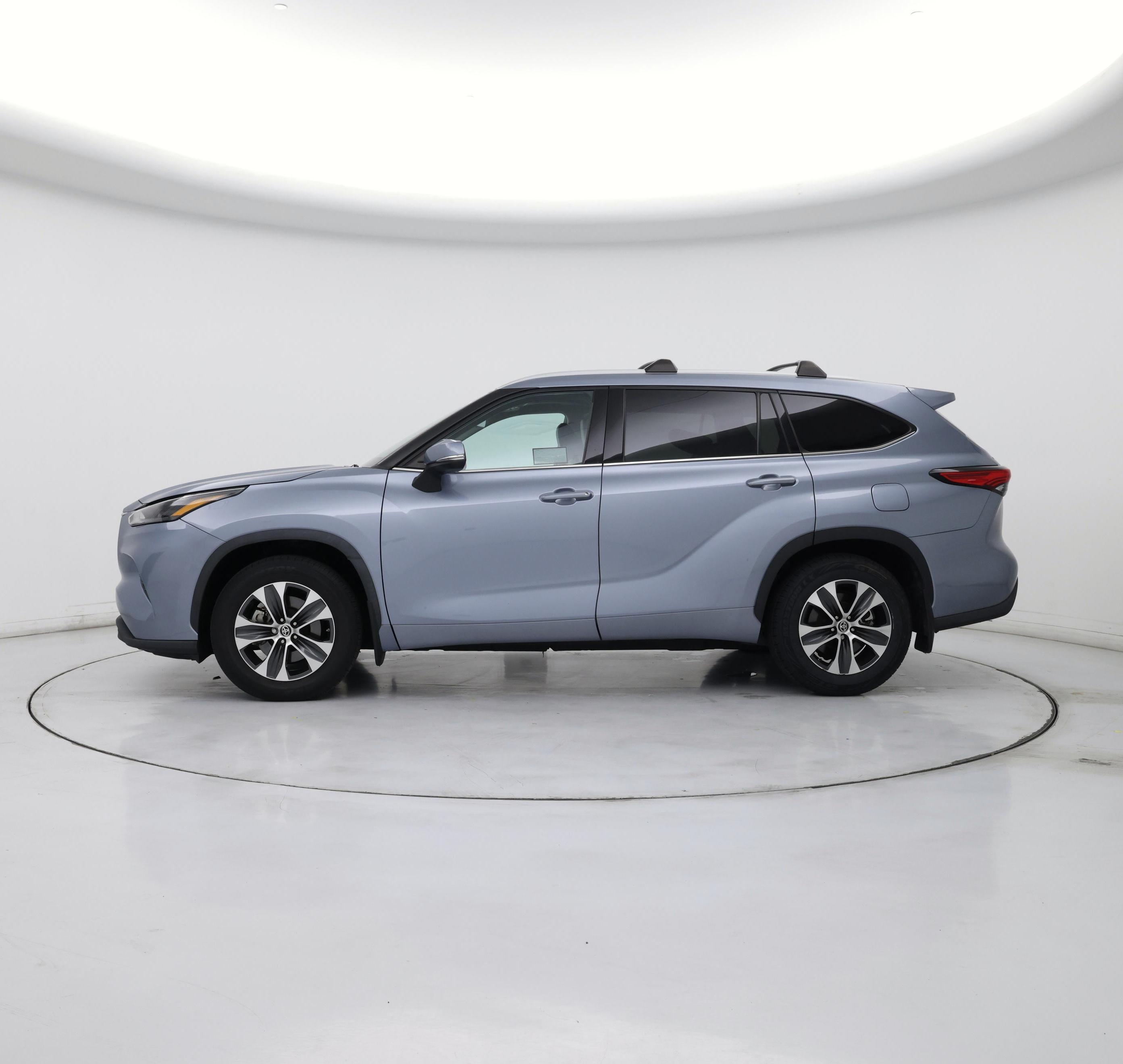 Thumbnail: 2022 Toyota Highlander - 3