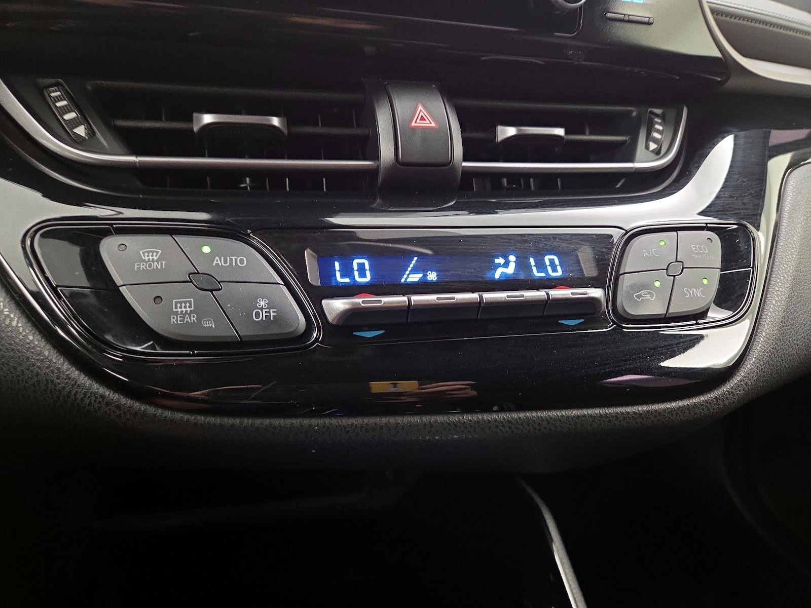 2019 Toyota C-HR XLE - Photo 17