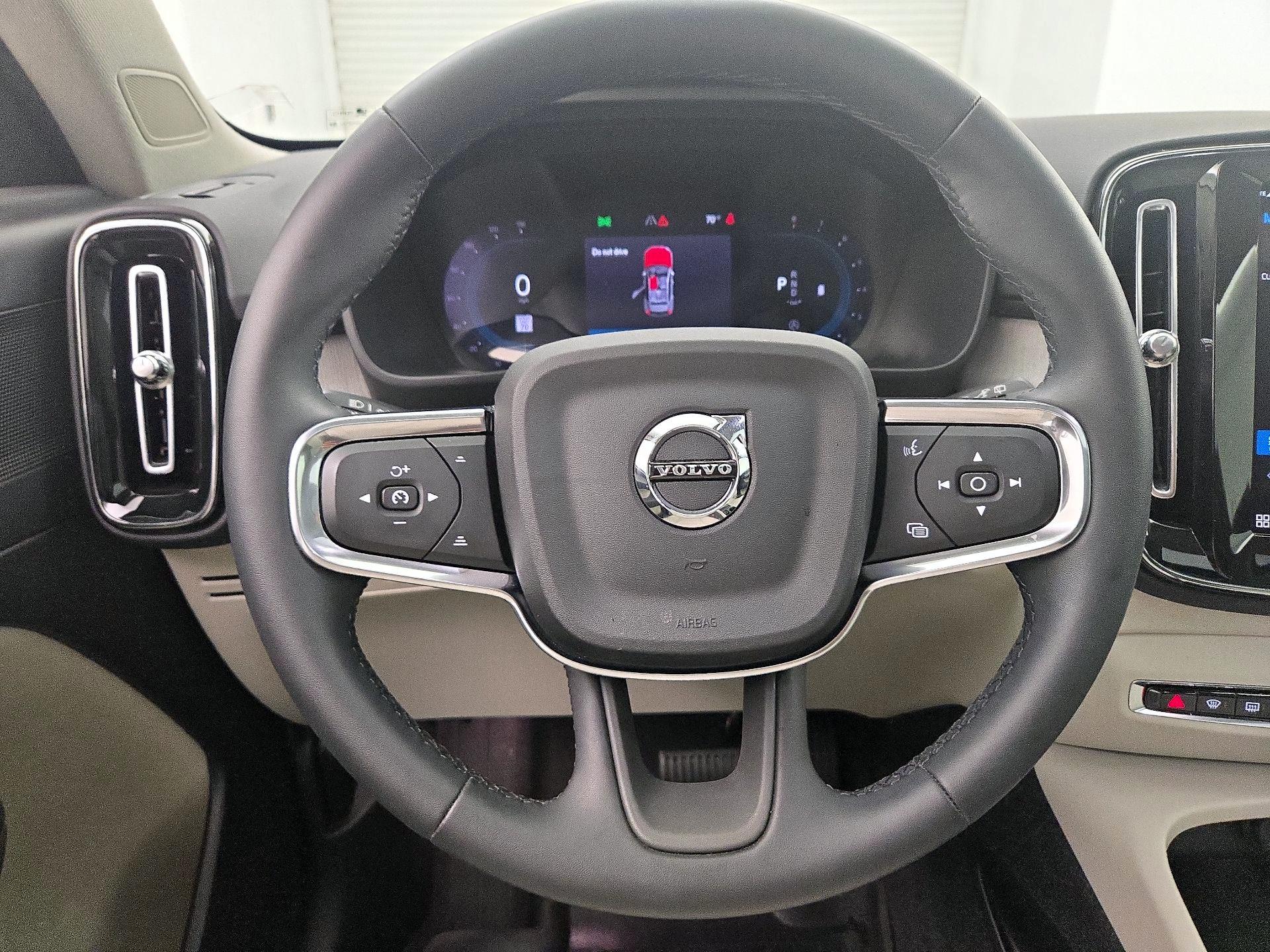 Thumbnail: 2024 Volvo XC40 - 10