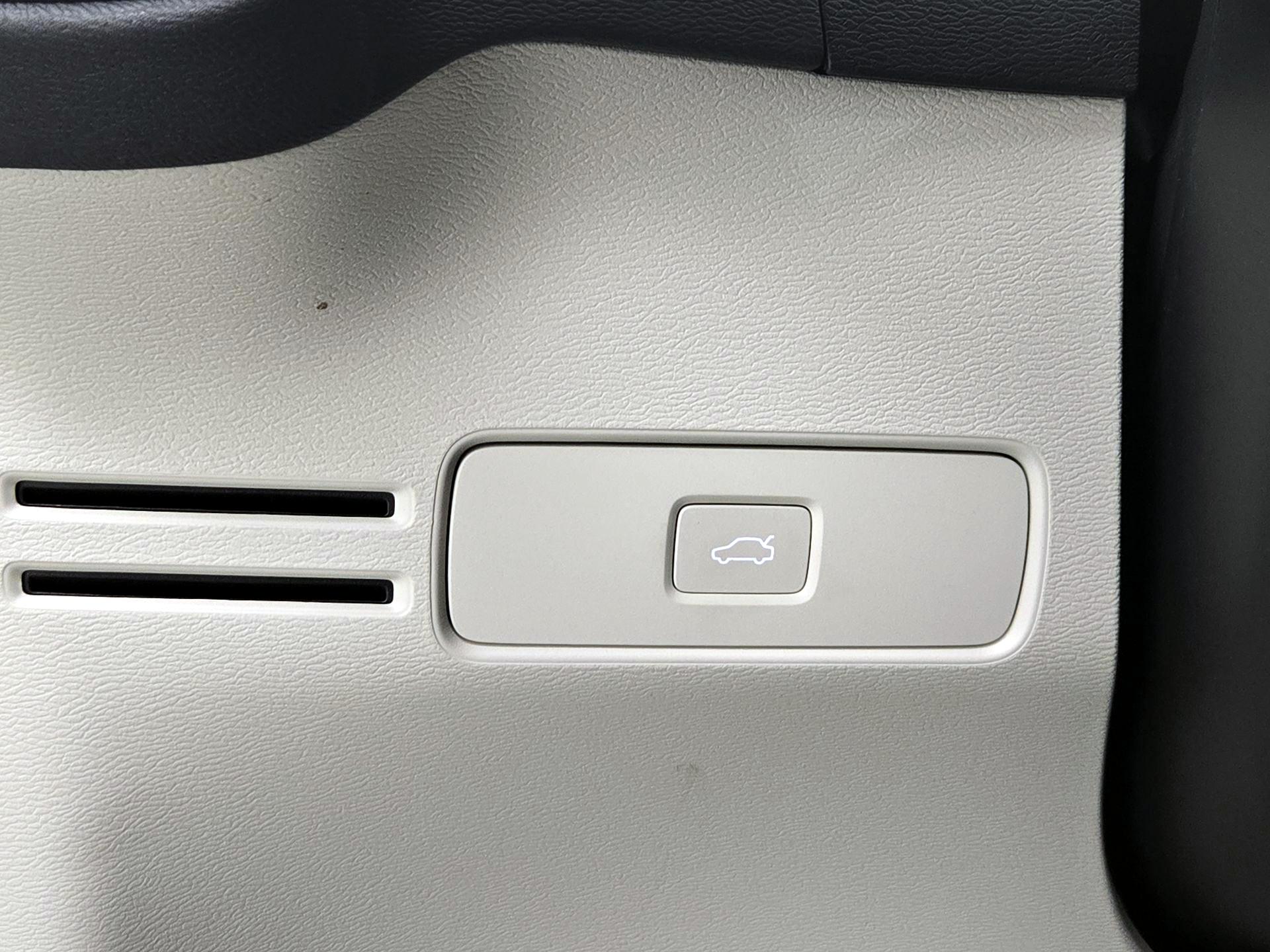 Thumbnail: 2024 Volvo XC40 - 13