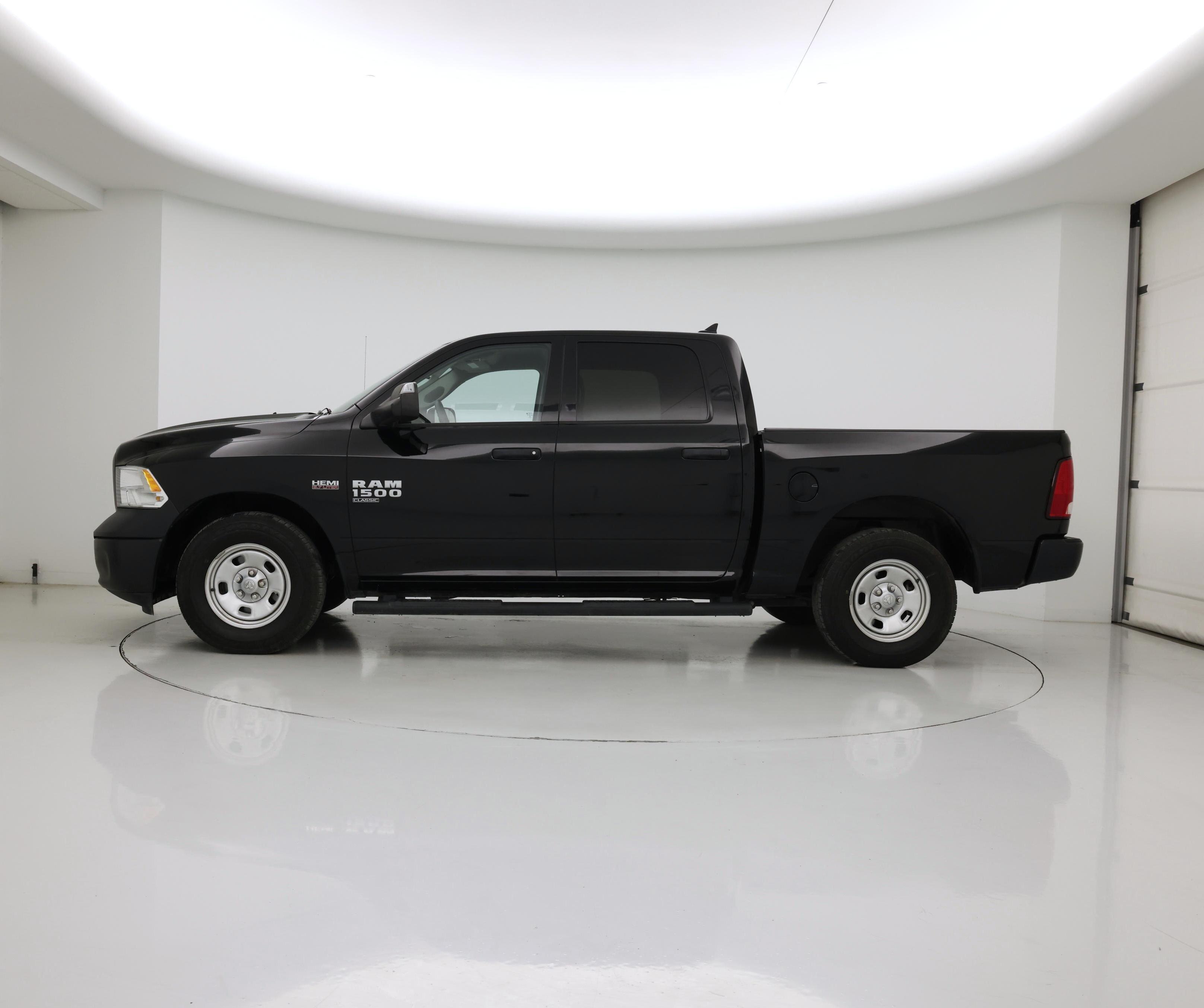 Thumbnail: 2023 RAM 1500 Classic - 3