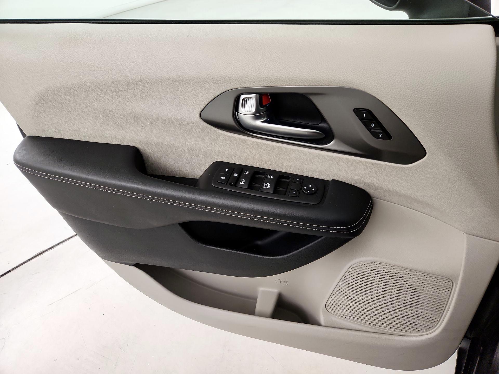 Thumbnail: 2023 Chrysler Pacifica - 12