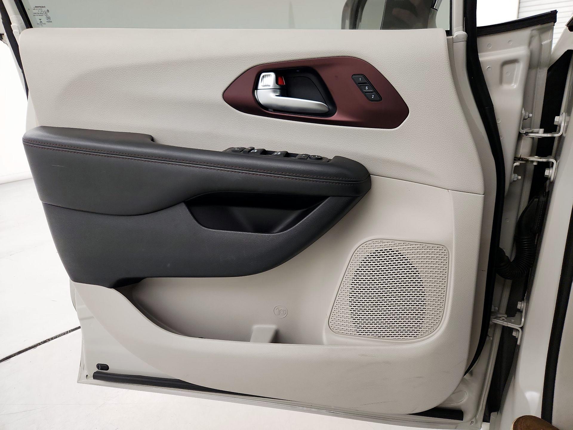 Thumbnail: 2020 Chrysler Pacifica - 12