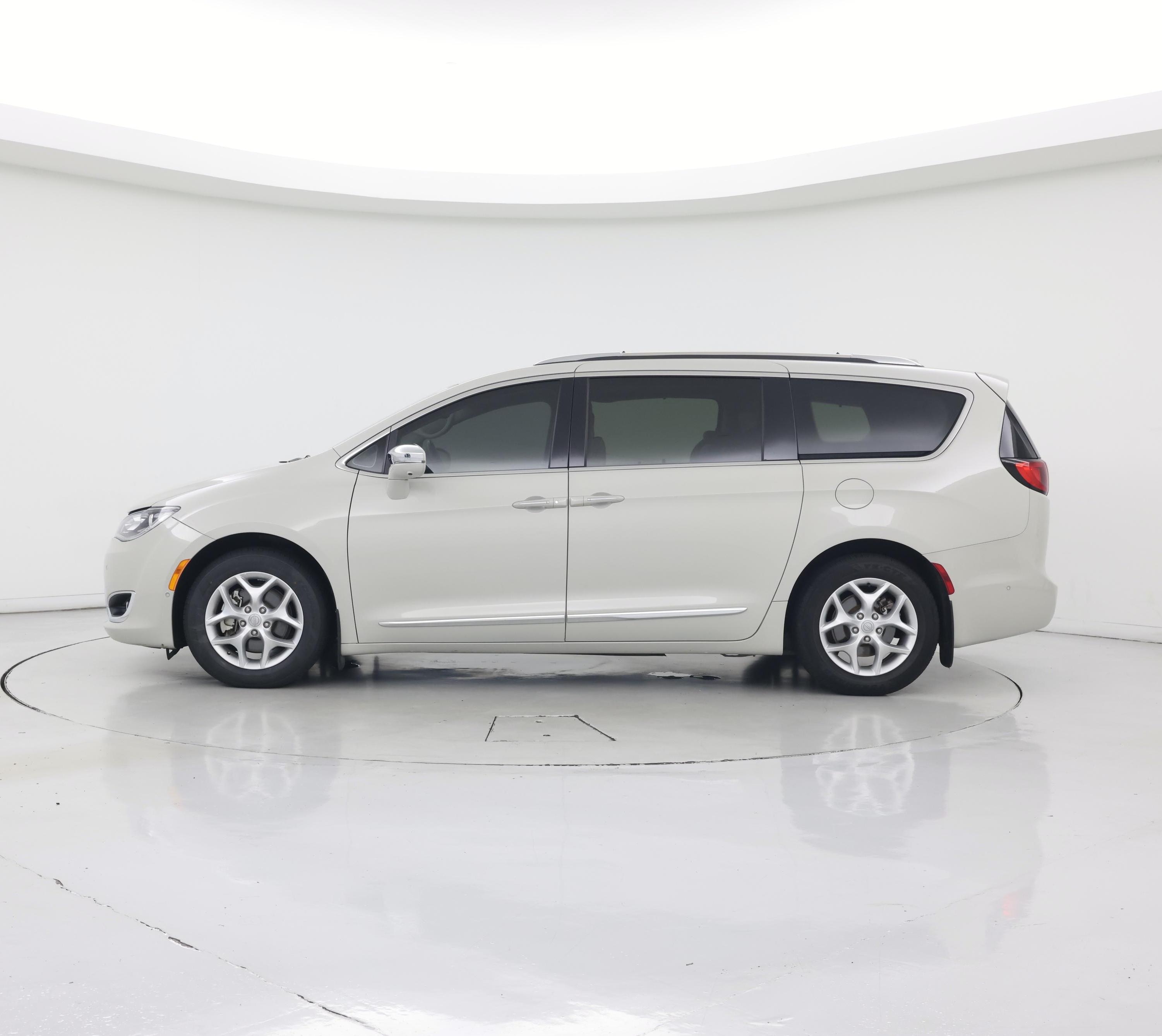 Thumbnail: 2020 Chrysler Pacifica - 3