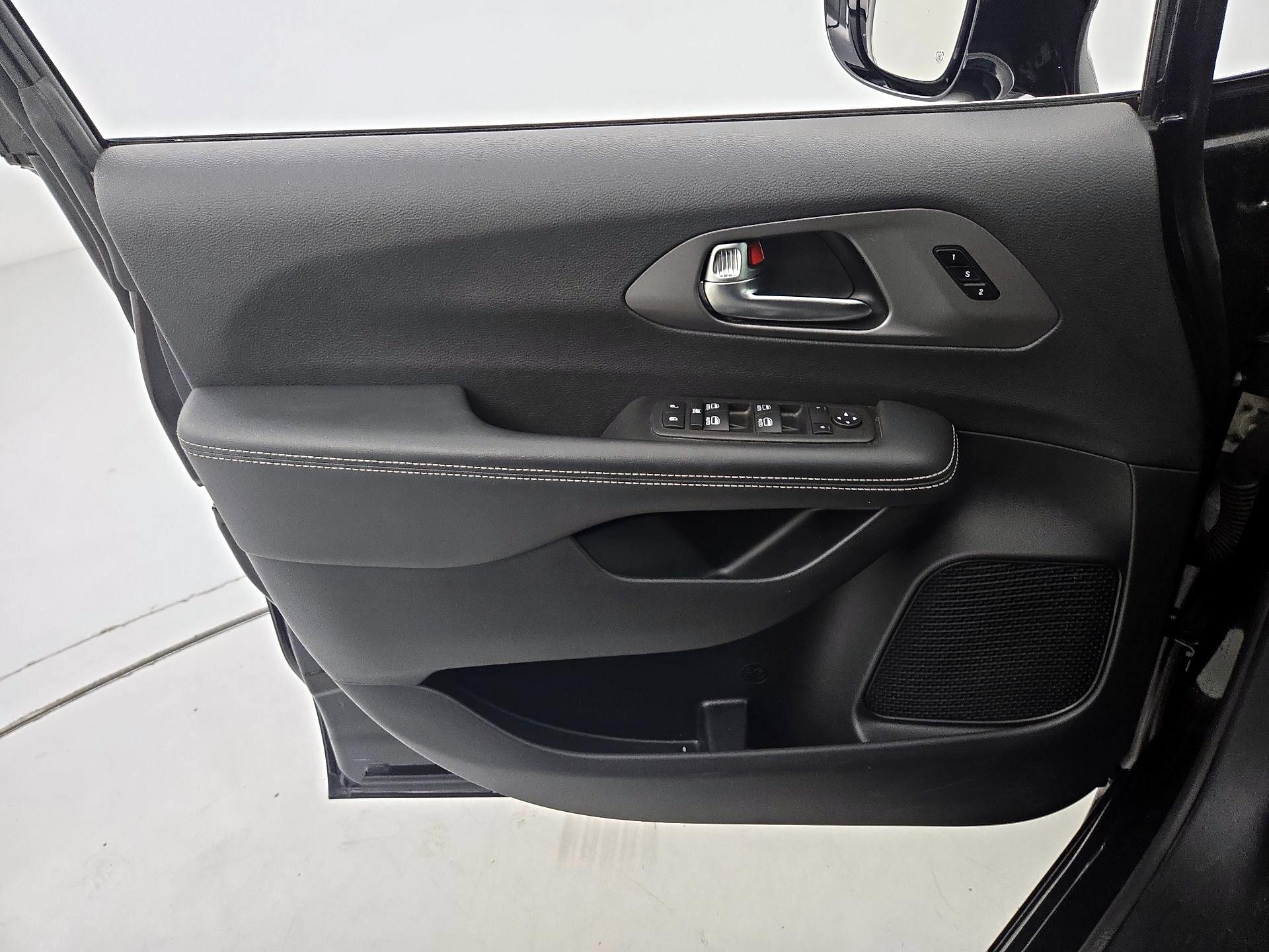 Thumbnail: 2025 Chrysler Pacifica - 12