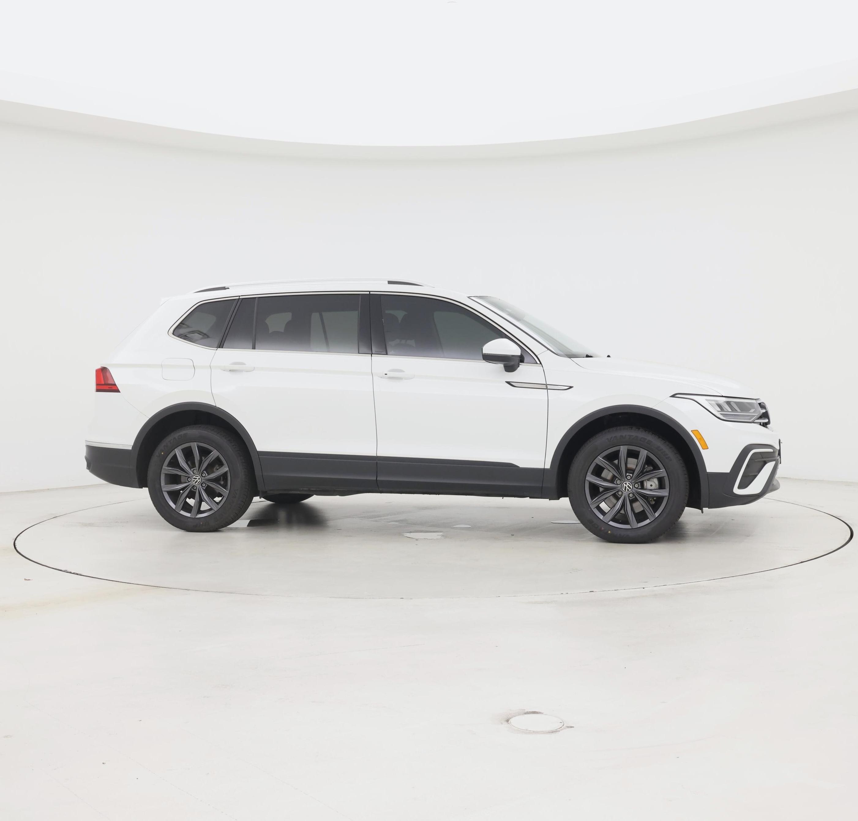 Thumbnail: 2023 Volkswagen Tiguan - 7