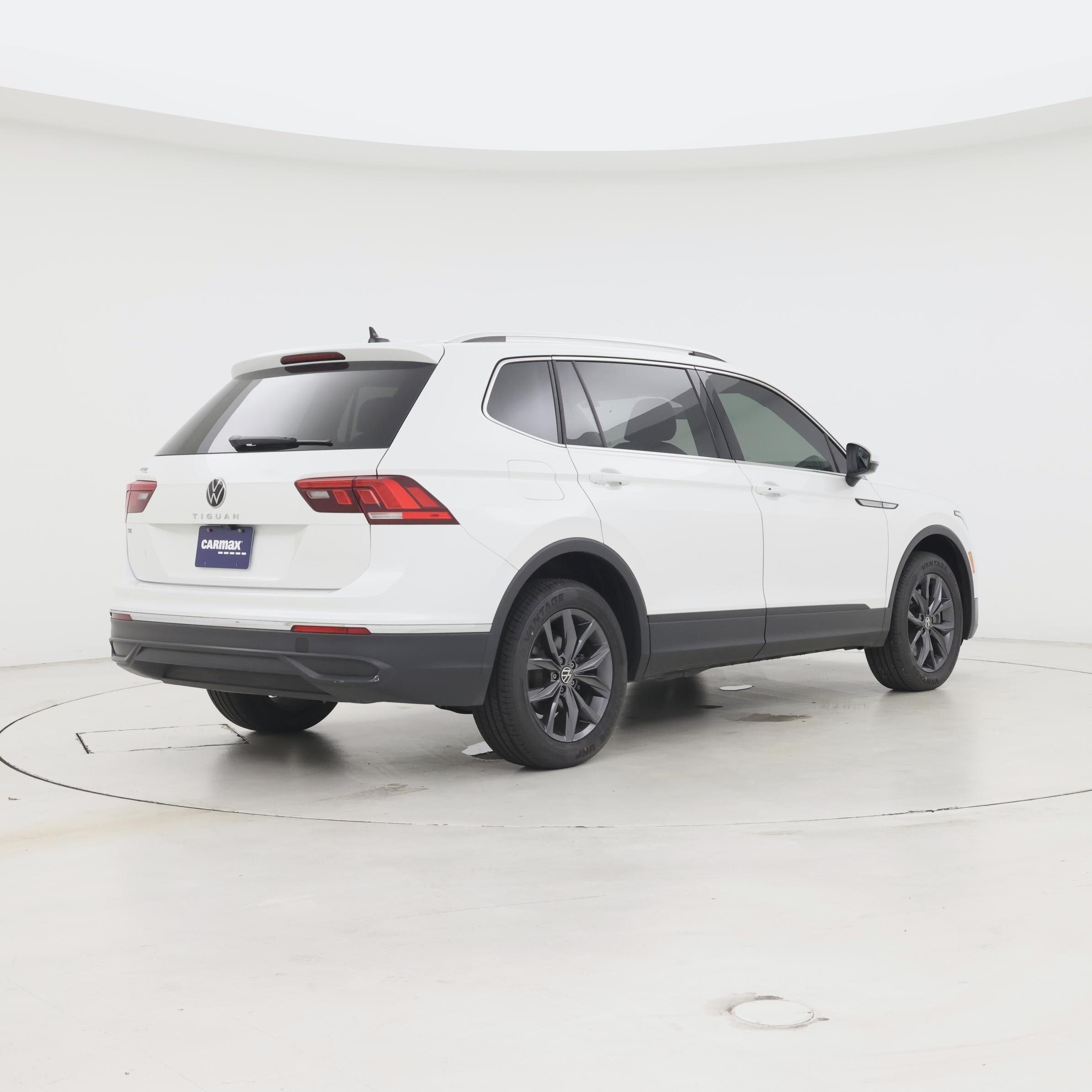 Thumbnail: 2023 Volkswagen Tiguan - 8