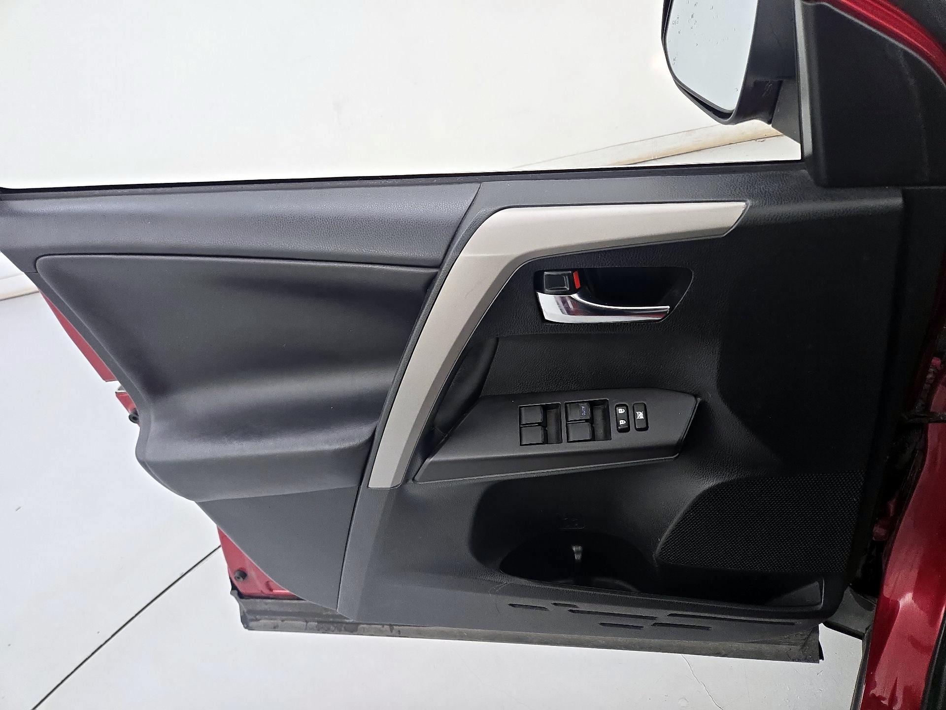 Thumbnail: 2018 Toyota RAV4 - 12