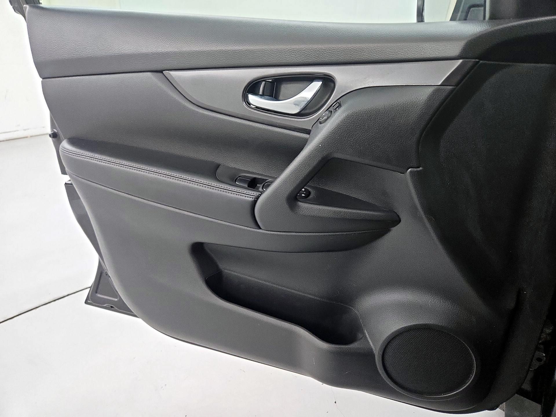 Thumbnail: 2018 Nissan Rogue - 12