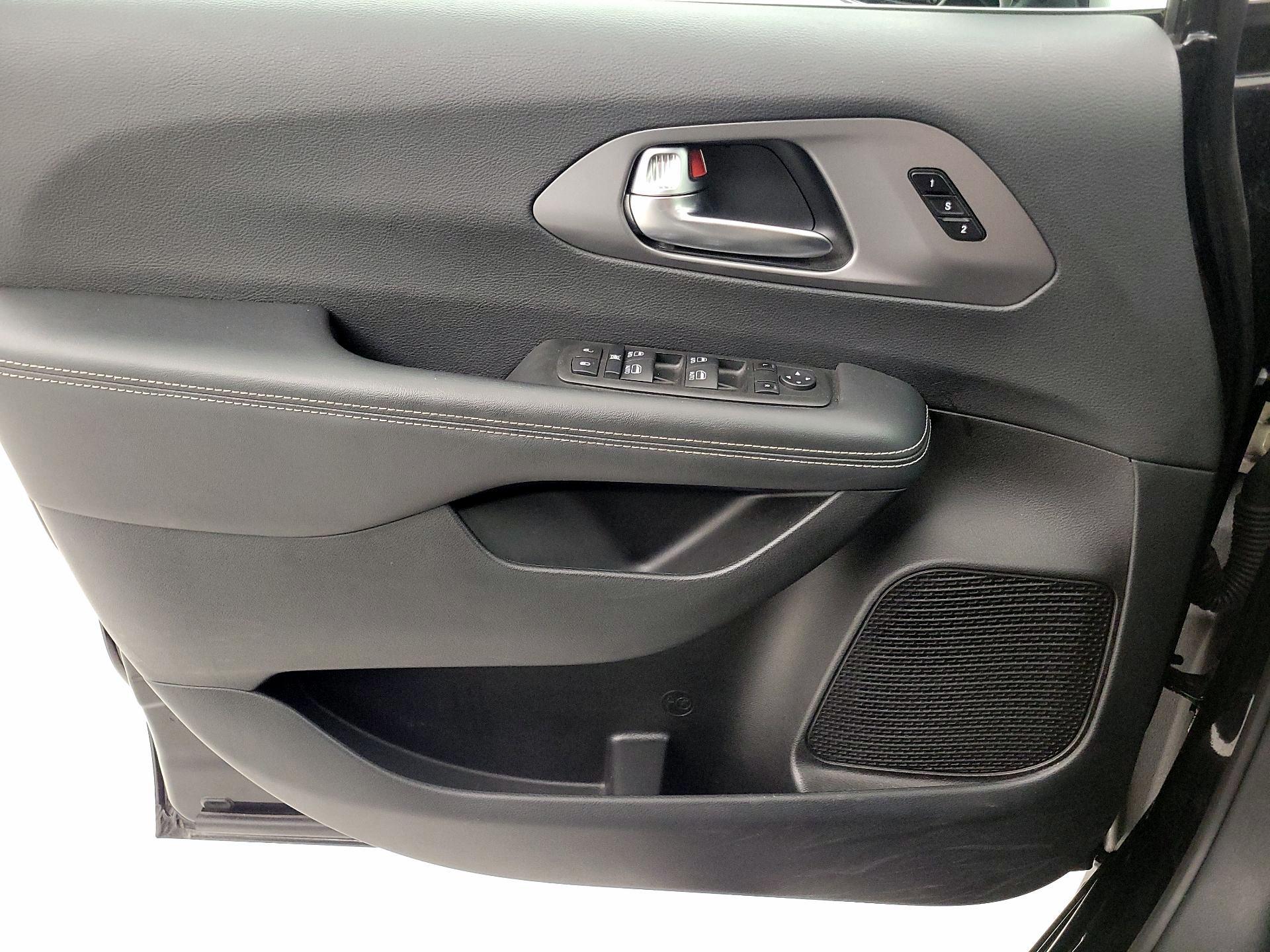 Thumbnail: 2025 Chrysler Pacifica - 12
