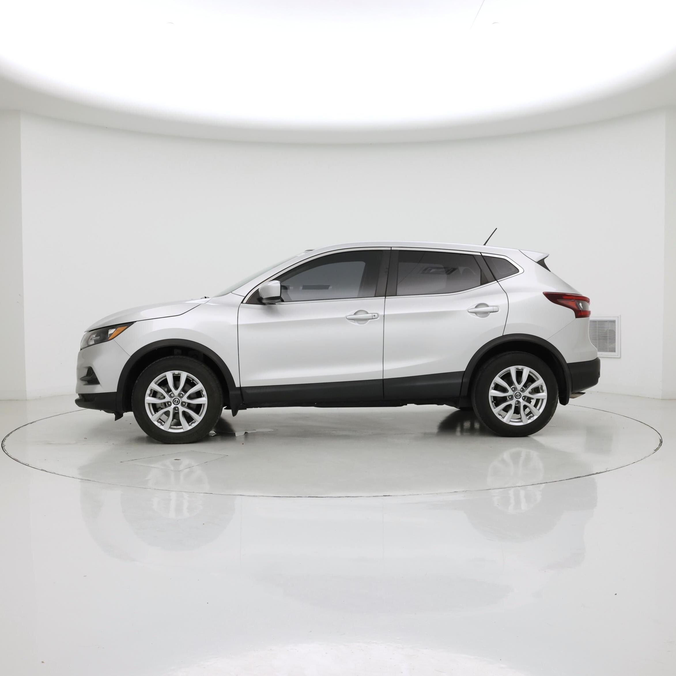 Thumbnail: 2021 Nissan Rogue Sport - 3