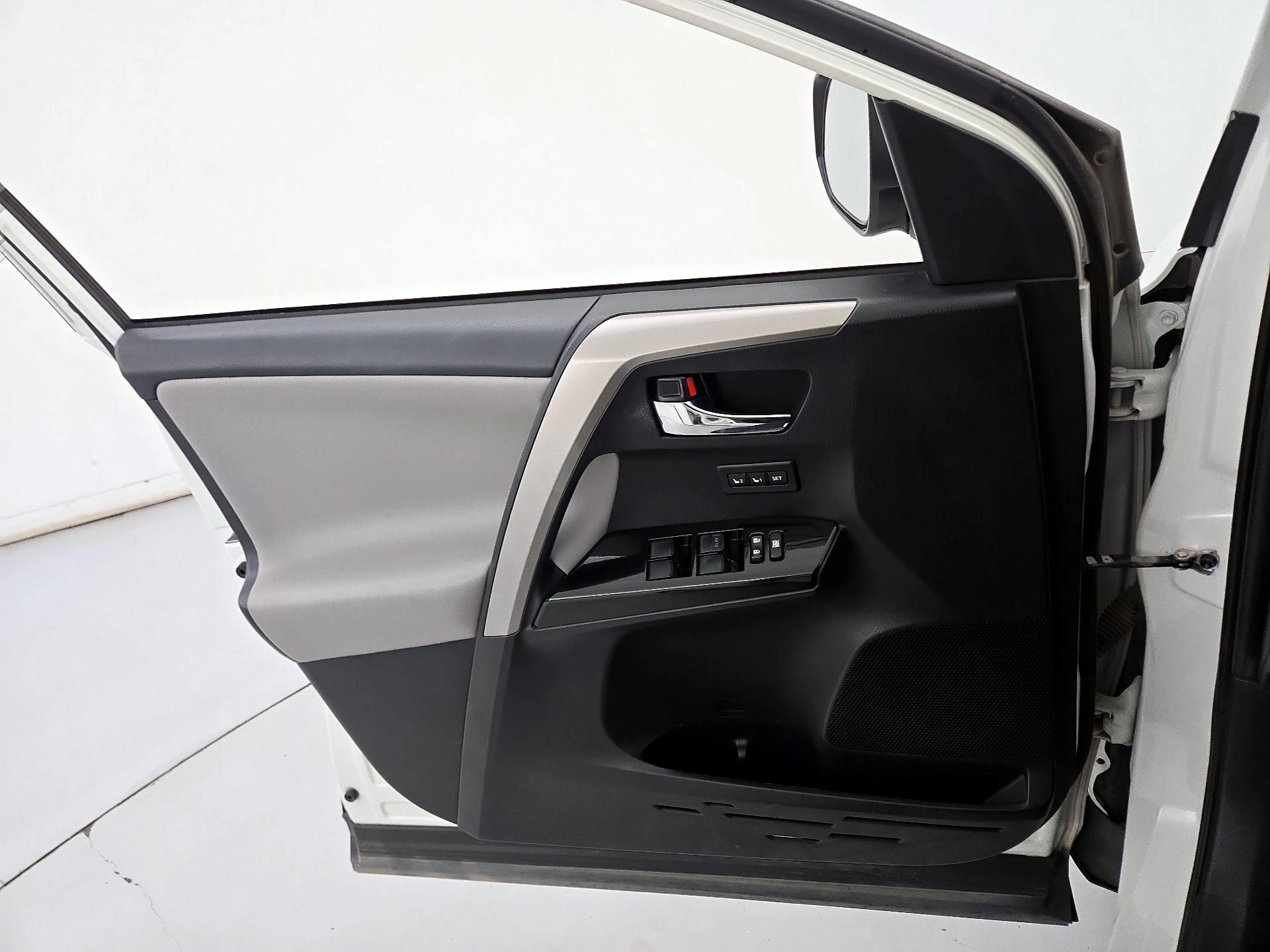 Thumbnail: 2018 Toyota RAV4 - 12