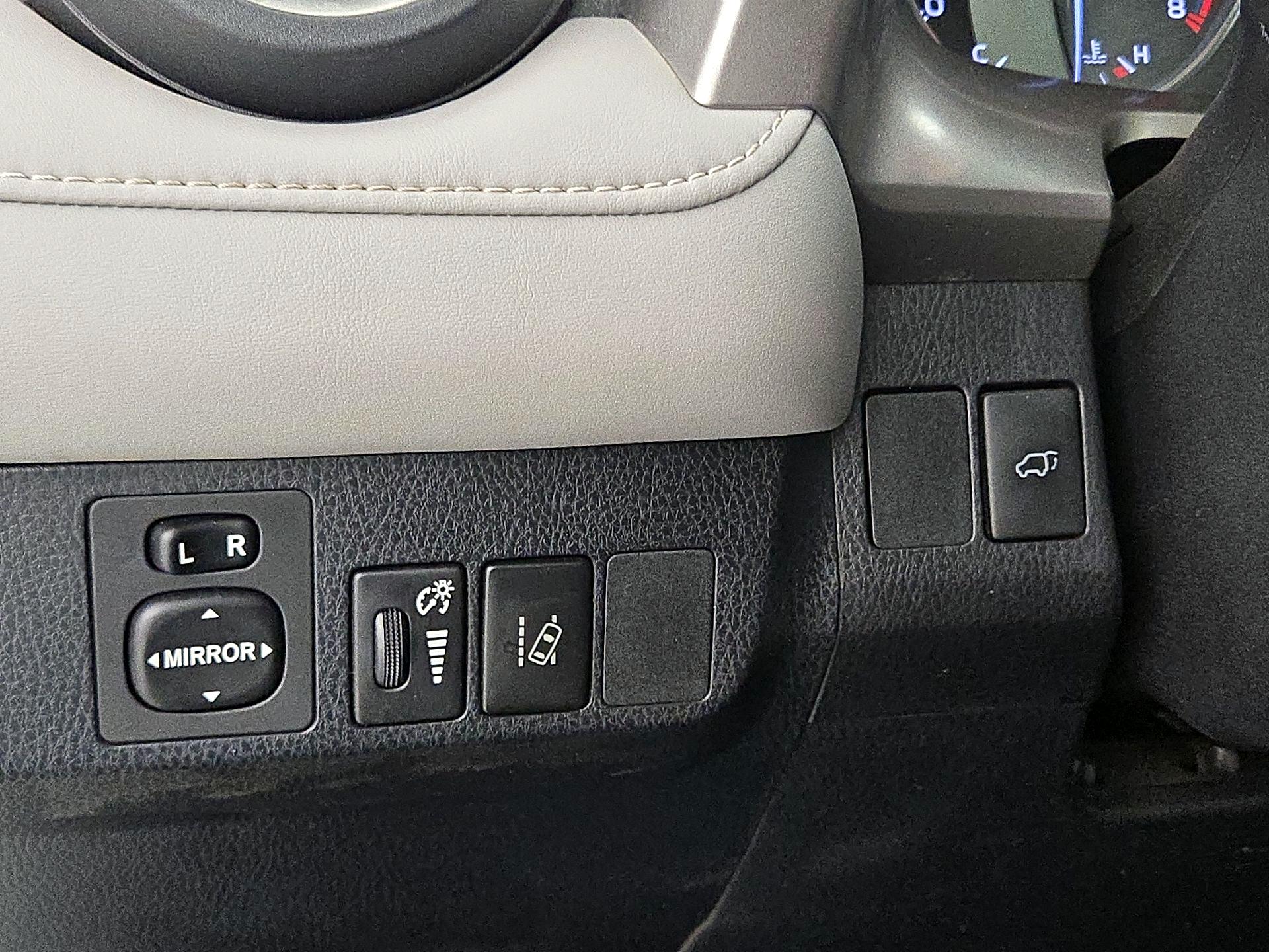 Thumbnail: 2018 Toyota RAV4 - 13