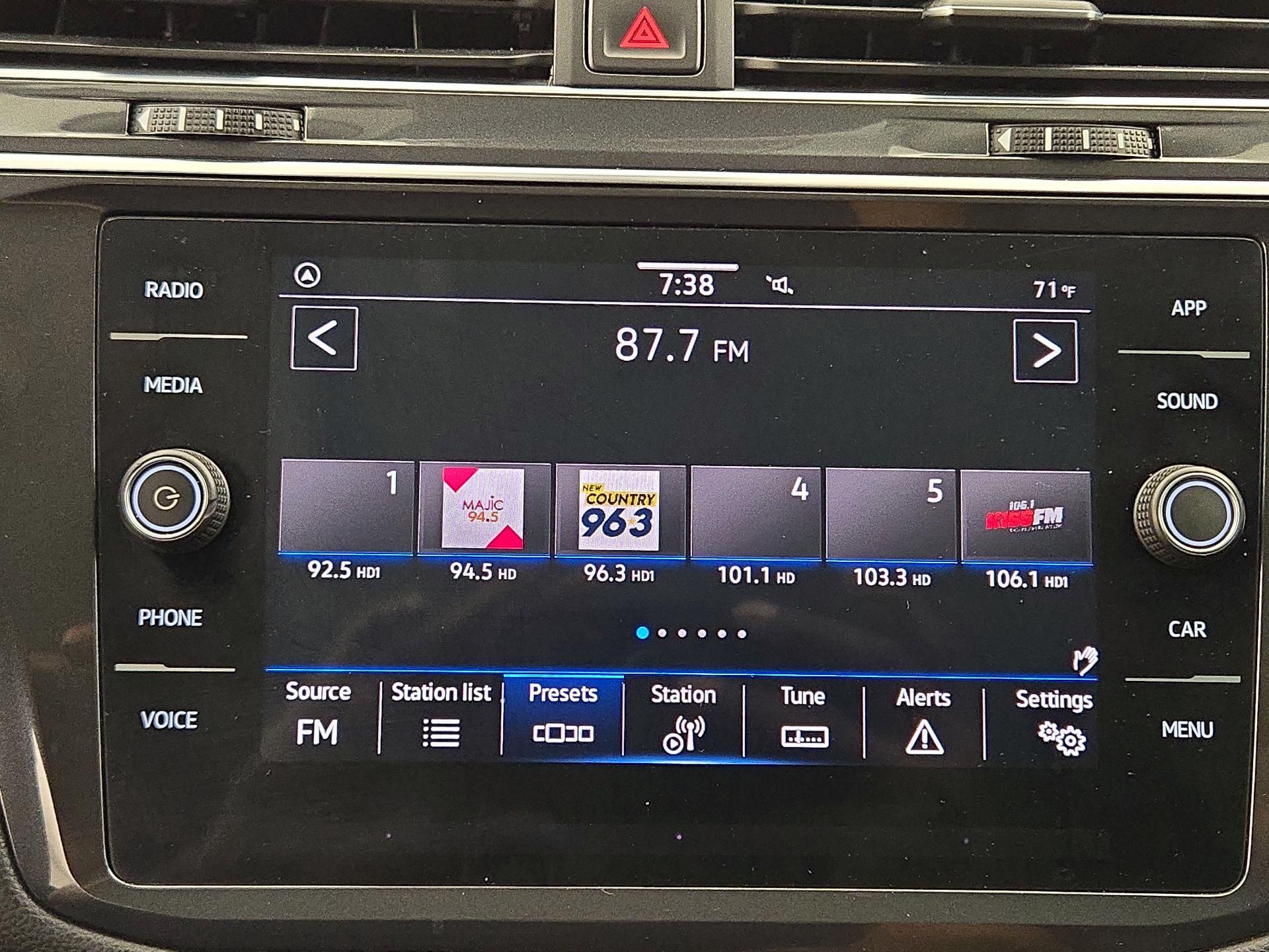 Thumbnail: 2022 Volkswagen Tiguan - 15