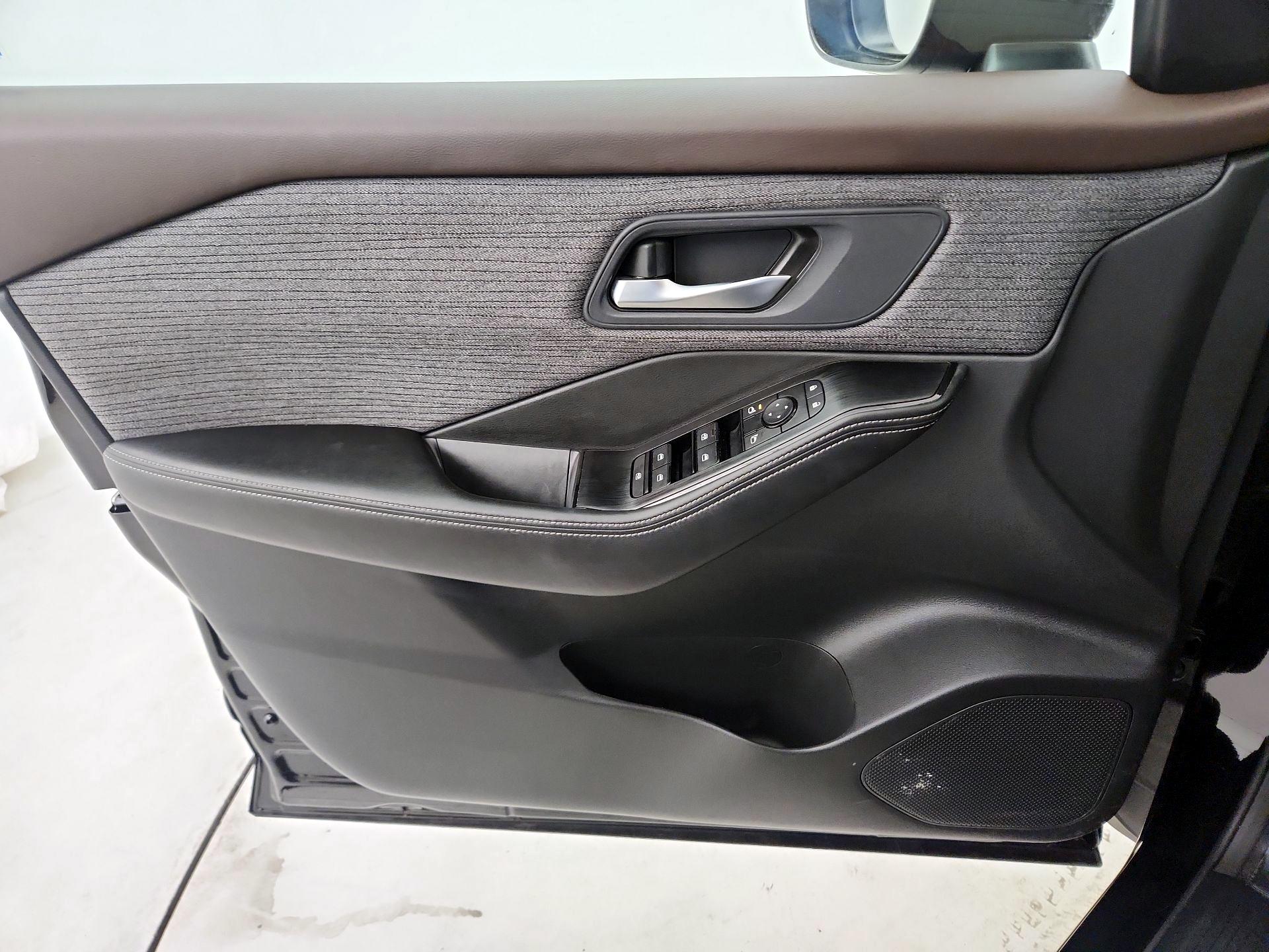 Thumbnail: 2023 Nissan Rogue - 10