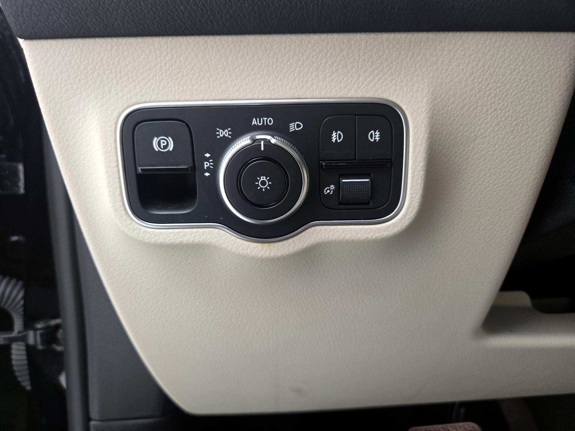Thumbnail: 2023 Mercedes-Benz GLB - 13