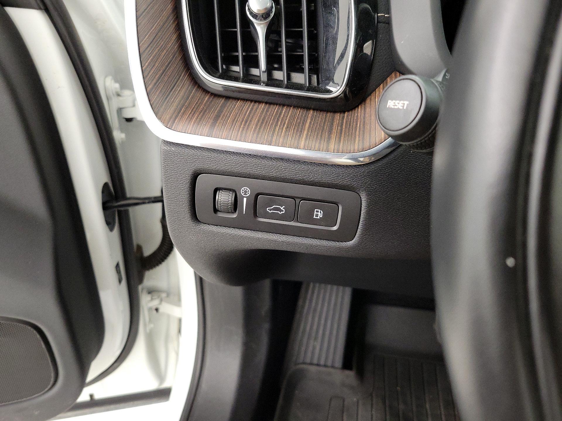 Thumbnail: 2022 Volvo XC60 - 13